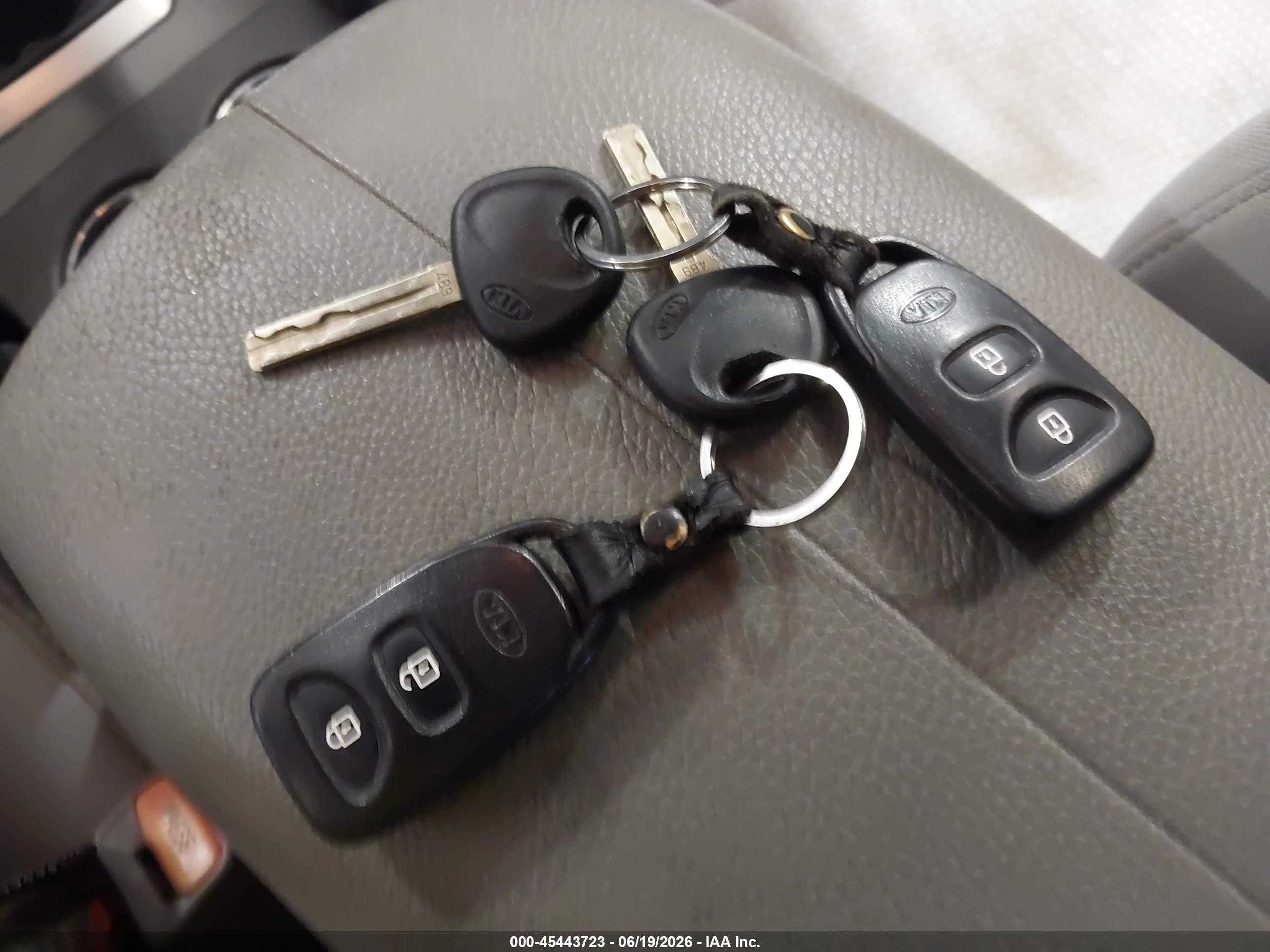2011 Kia Sorento   Blue vin: 5XYKT3A18BG015674
