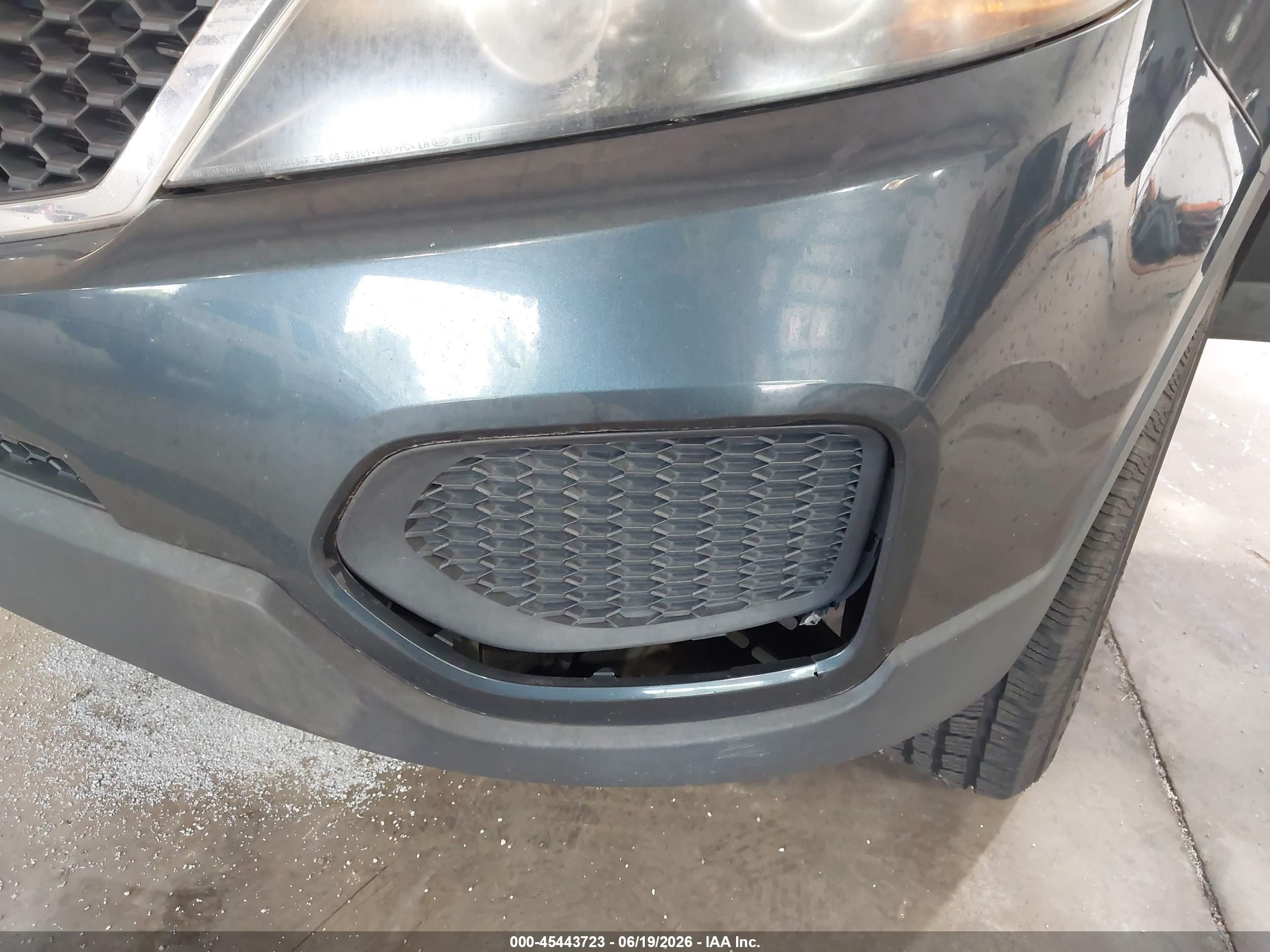 2011 Kia Sorento   Blue vin: 5XYKT3A18BG015674