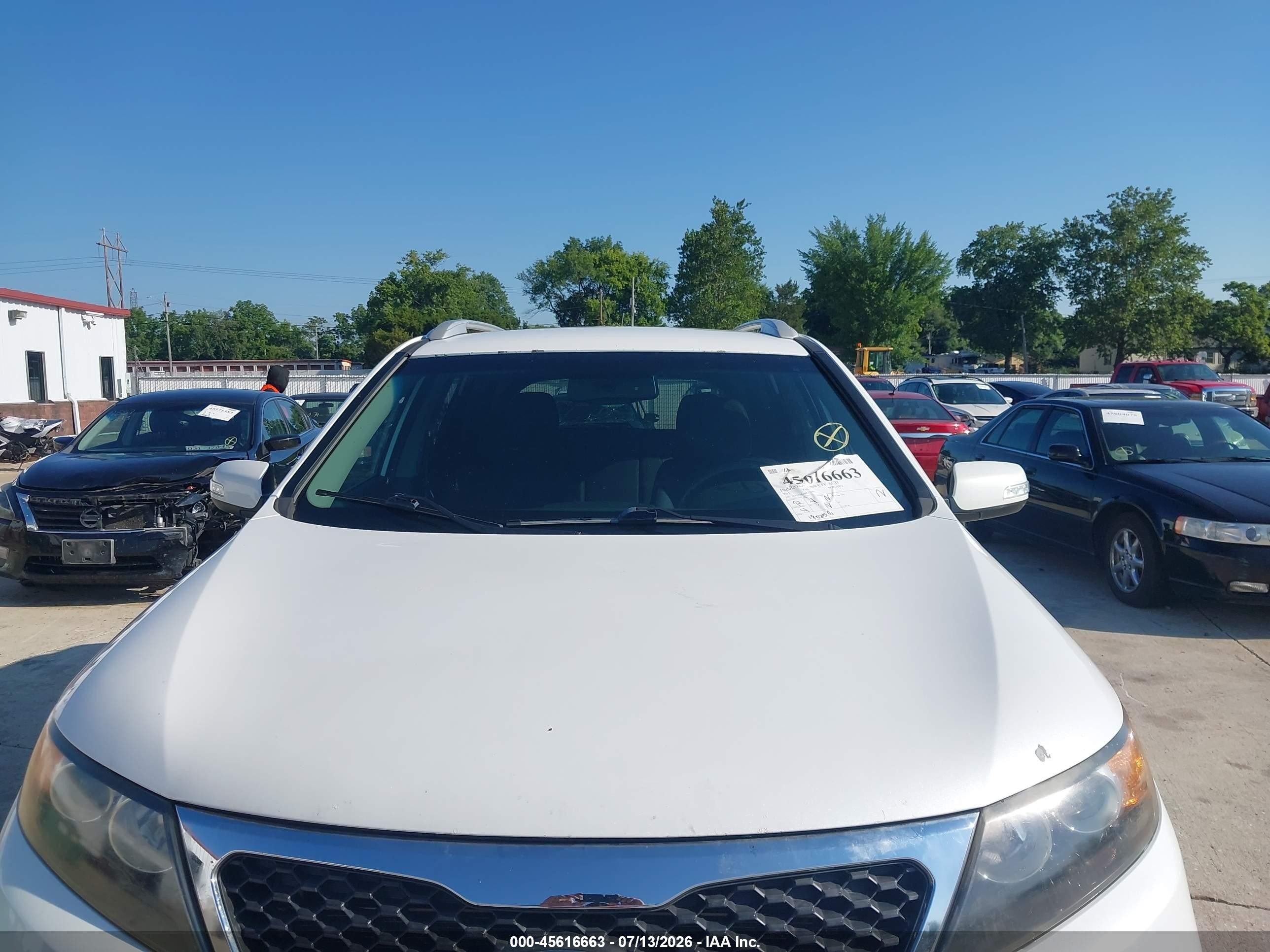 2011 Kia Sorento Lx White vin: 5XYKT3A19BG125990