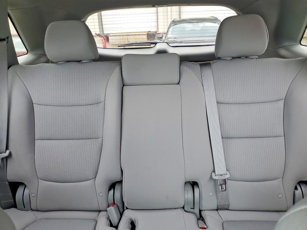 2011 Kia Sorento White vin: 5XYKT3A1XBG030399