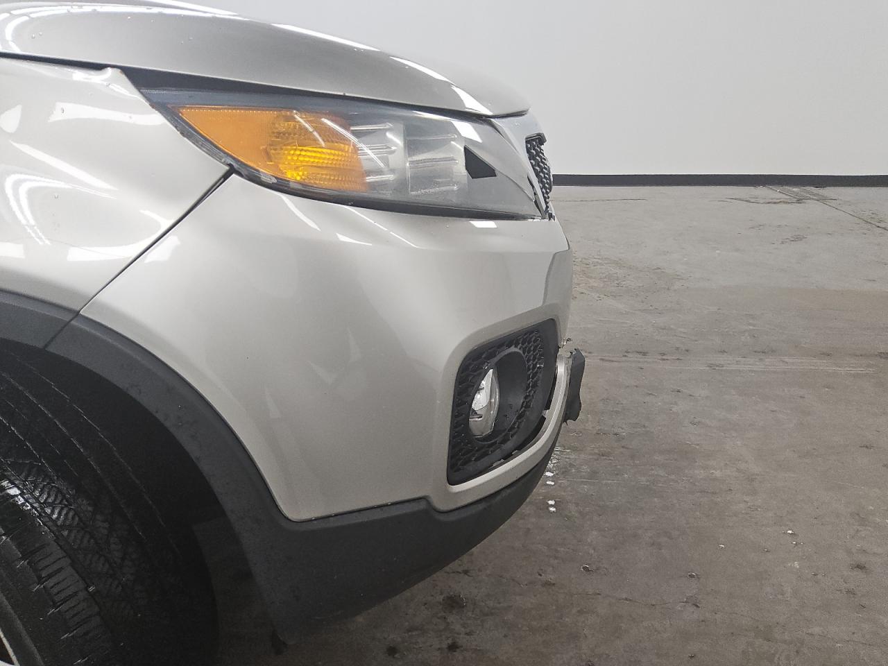 2013 Kia Sorento Lx Silver vin: 5XYKT3A61DG345719 Damage: Right Head Lamp, Broken, Replacement Required