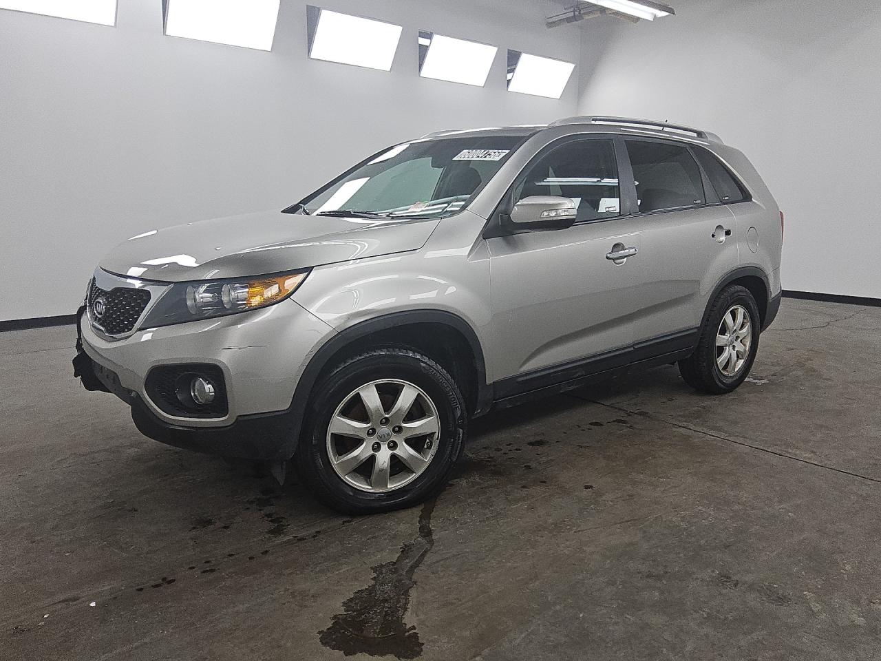 2013 Kia Sorento Lx Silver vin: 5XYKT3A61DG345719 Damage: Left Front Tire, Worn, Replacement Required