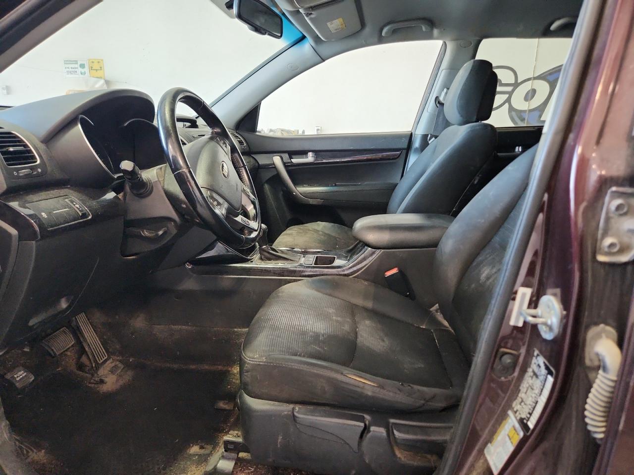 2015 Kia Sorento Lx Фиолетовый vin: 5XYKT3A62FG580620 Damage: Left Front Seat Cushion, Torn, 4 To 5 Inches