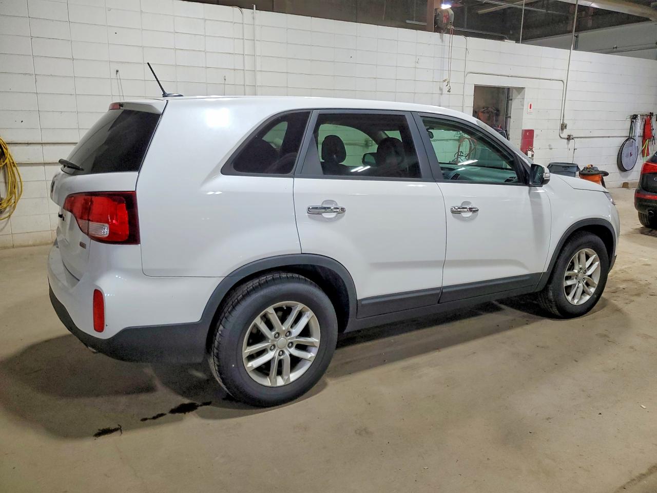 2015 Kia Sorento White vin: 5XYKT3A62FG590077