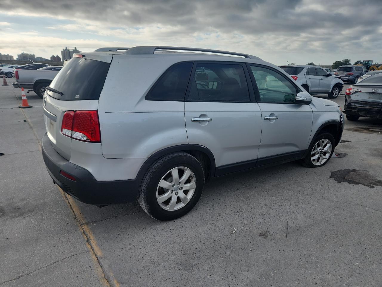 2012 Kia Sorento Base Серебряный vin: 5XYKT3A65CG308185