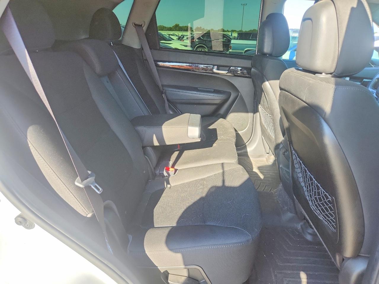 2014 Kia Sorento Lx White vin: 5XYKT3A66EG475738