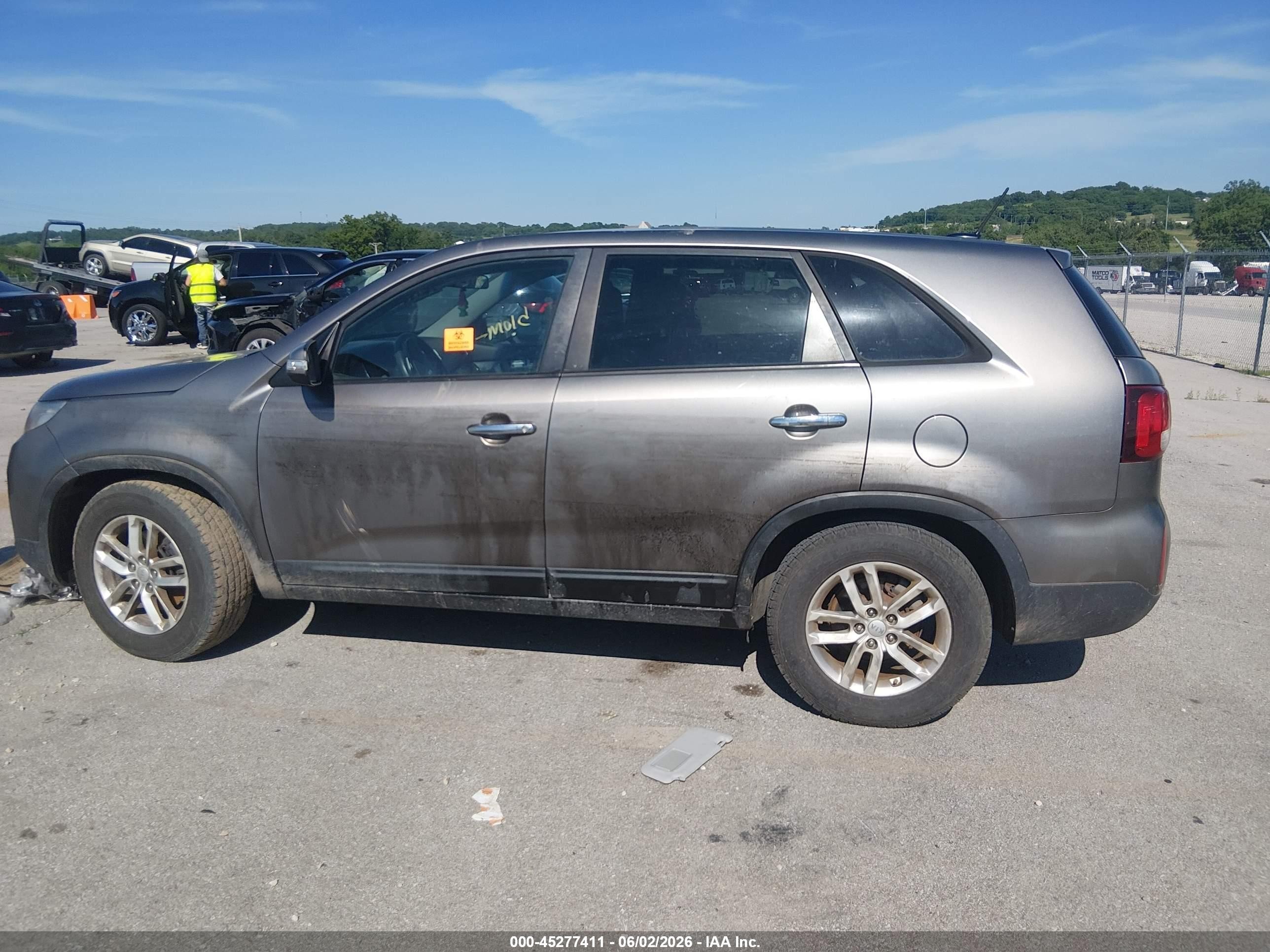 2015 Kia Sorento Lx Серый vin: 5XYKT3A66FG602022