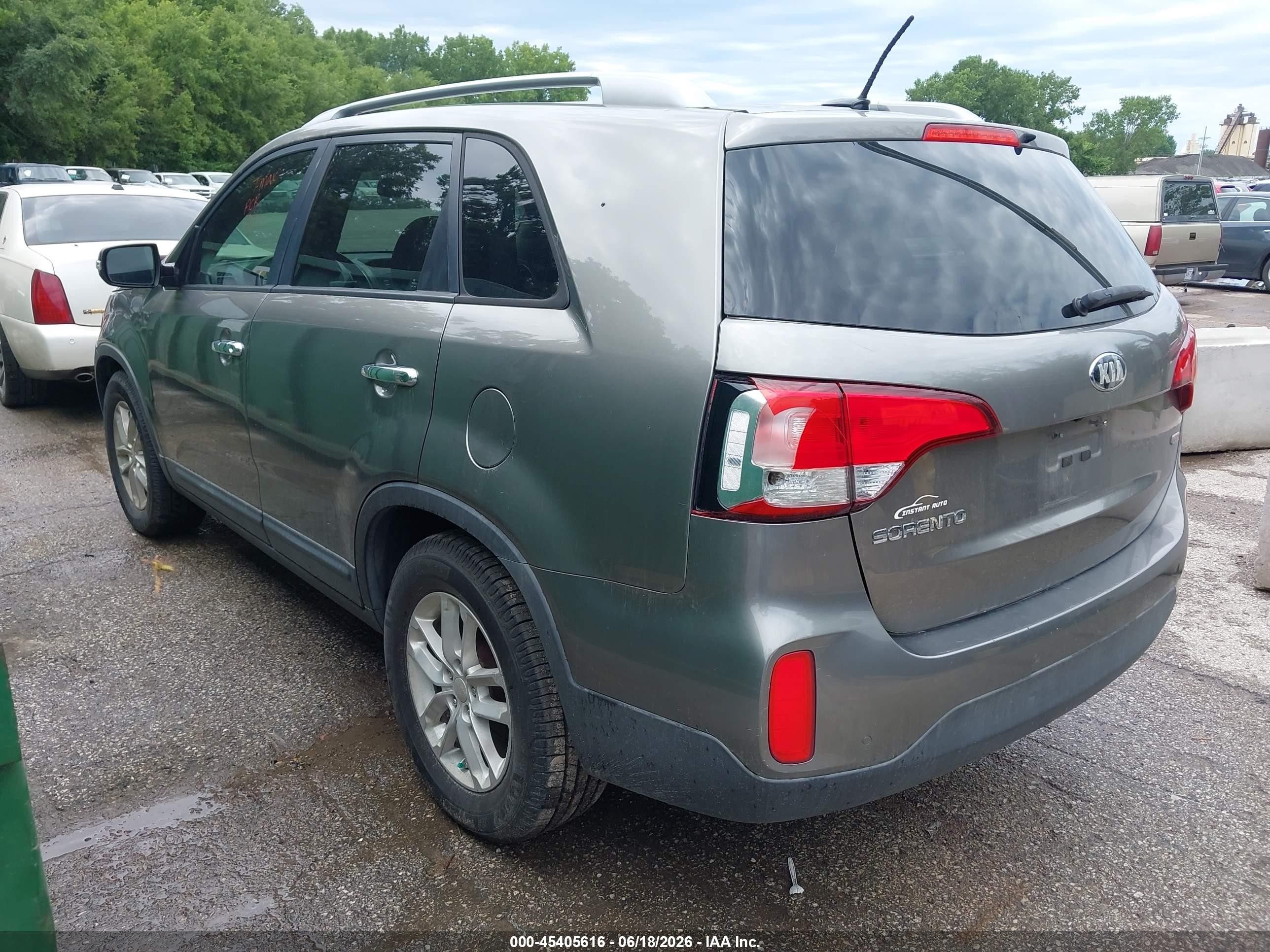 2015 Kia Sorento Lx Серый vin: 5XYKT3A67FG587952