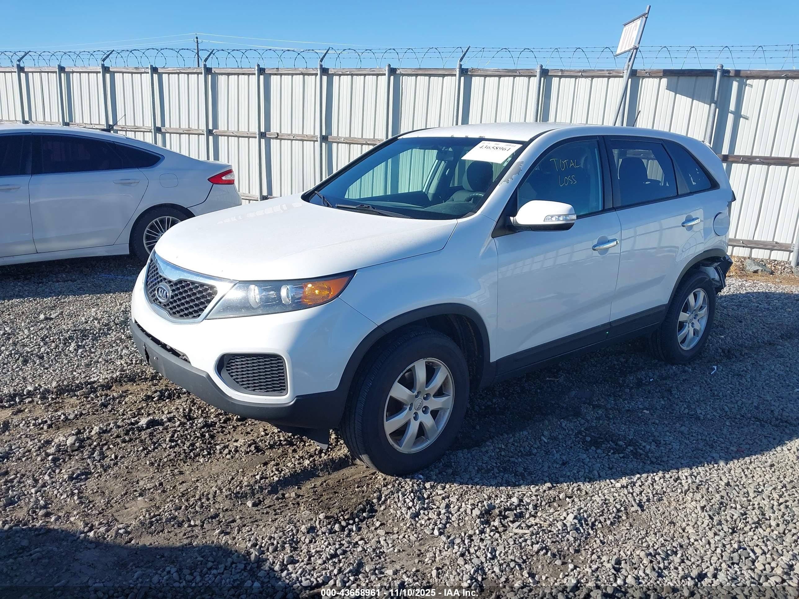 2013 Kia Sorento Lx White vin: 5XYKT4A10DG351876