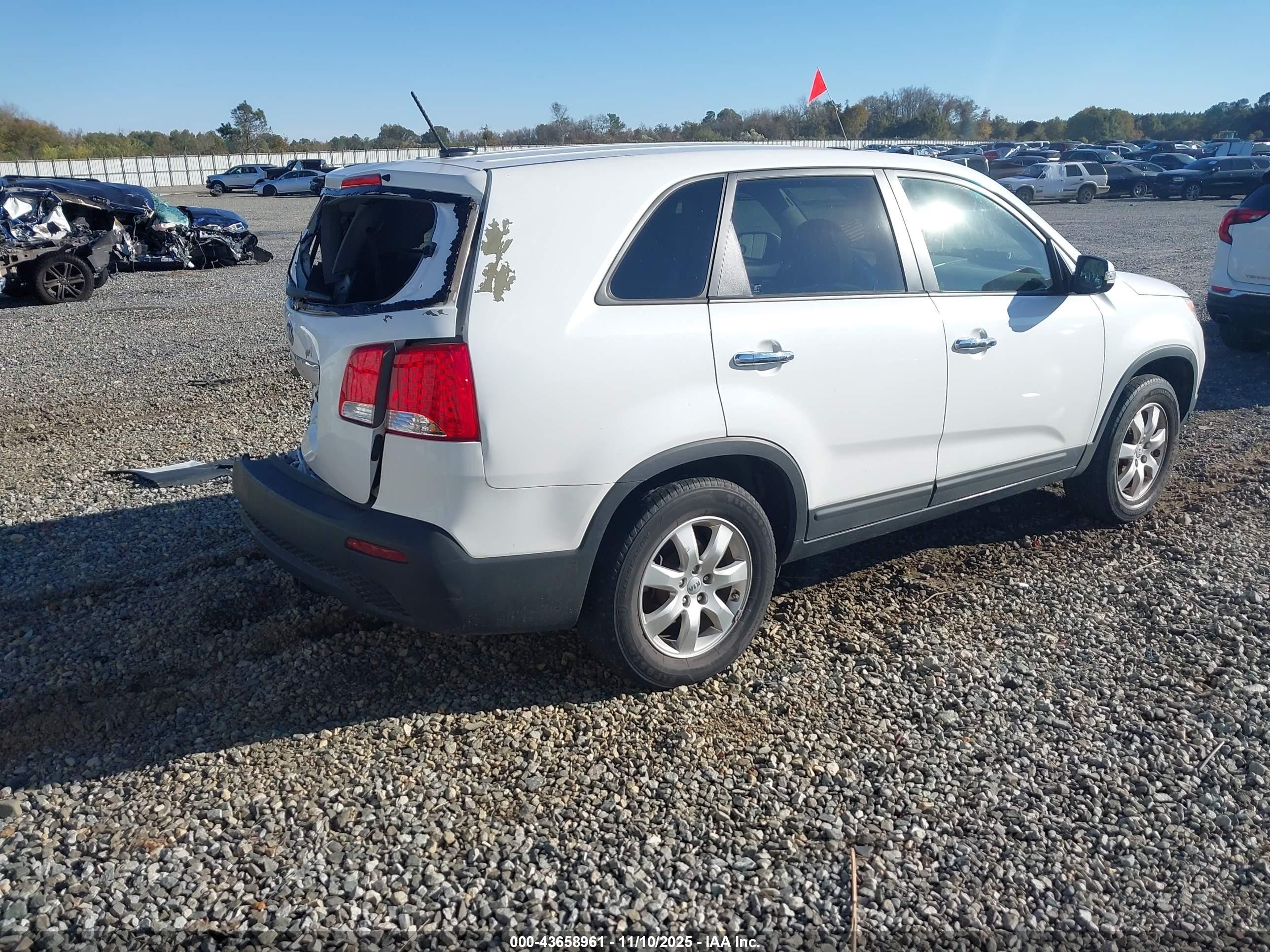 2013 Kia Sorento Lx White vin: 5XYKT4A10DG351876