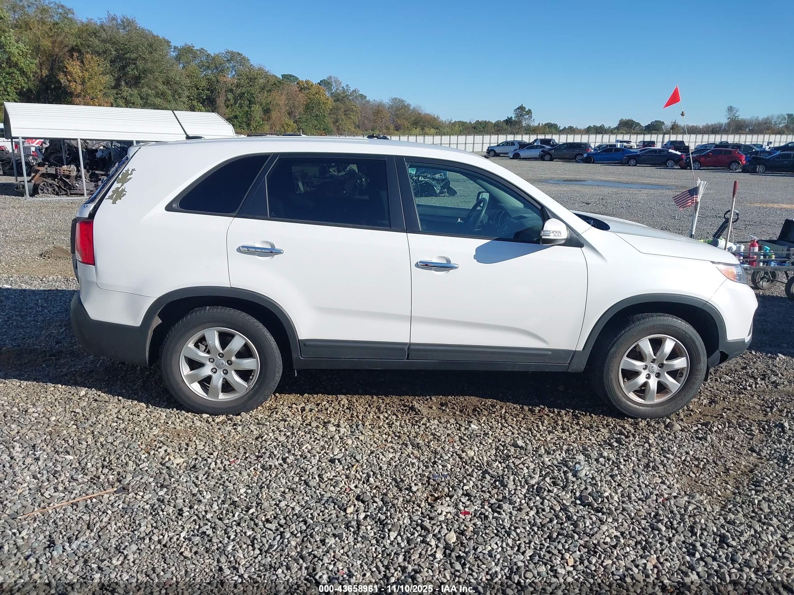 2013 Kia Sorento Lx White vin: 5XYKT4A10DG351876