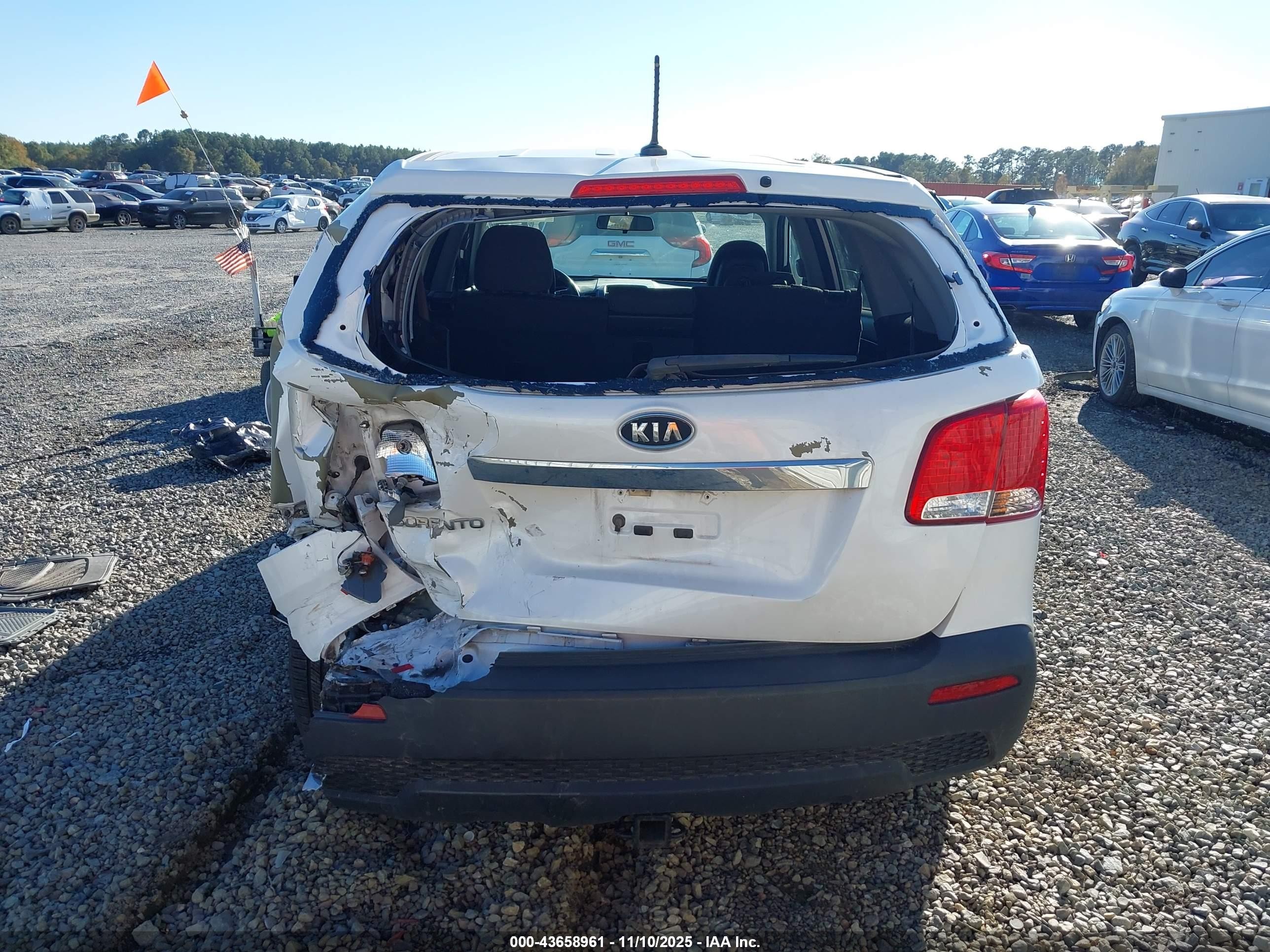 2013 Kia Sorento Lx White vin: 5XYKT4A10DG351876