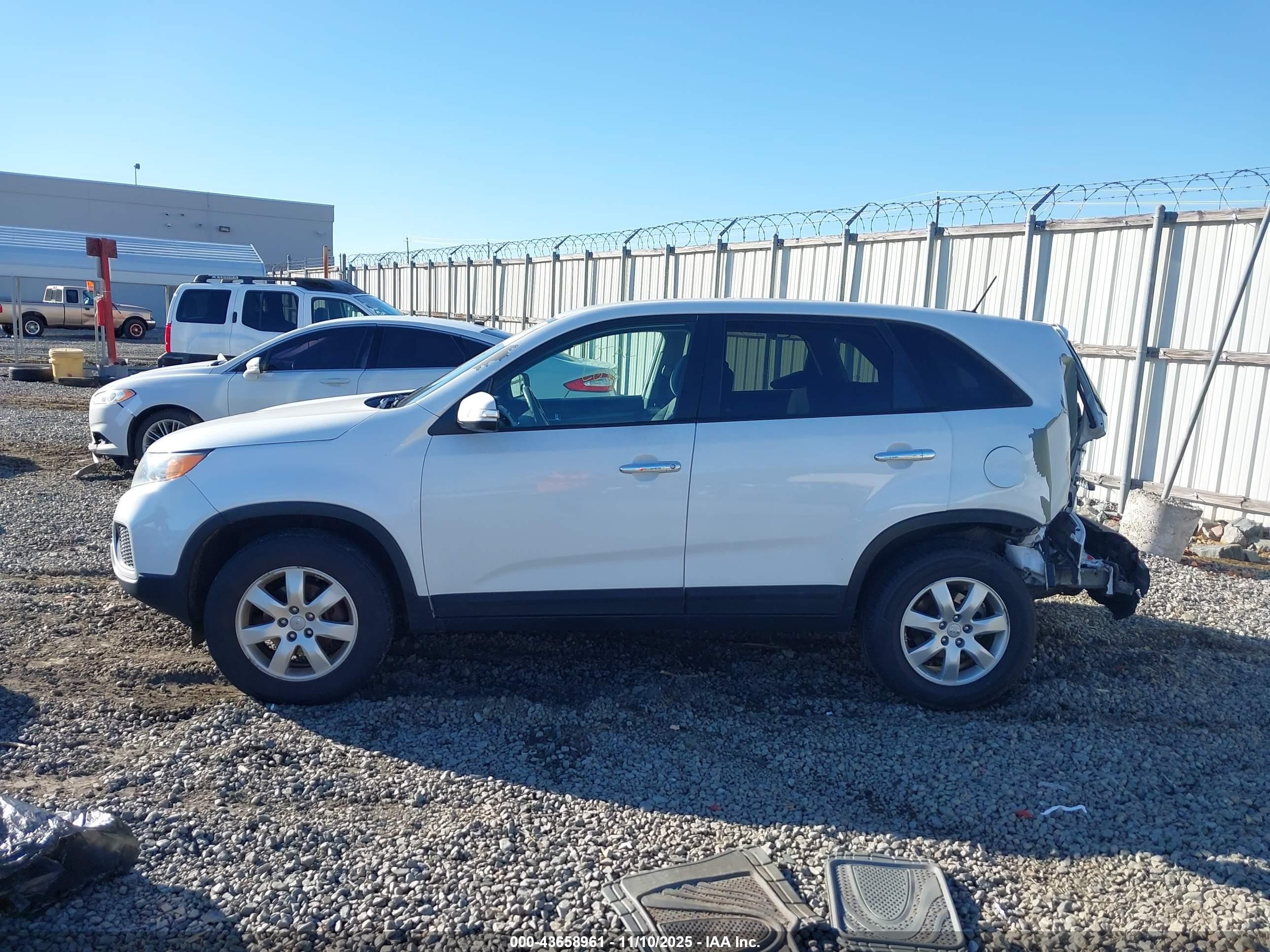 2013 Kia Sorento Lx White vin: 5XYKT4A10DG351876