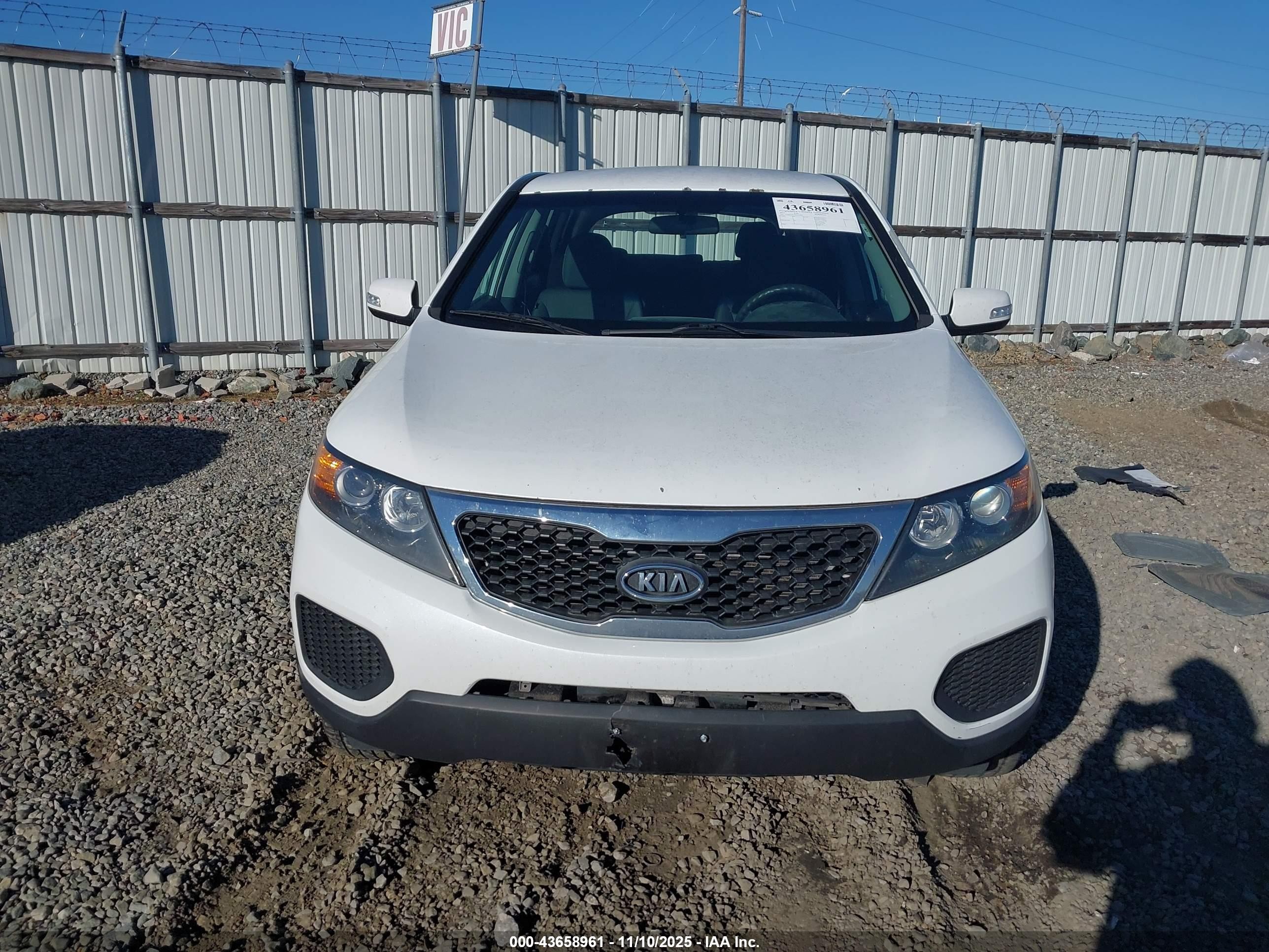 2013 Kia Sorento Lx White vin: 5XYKT4A10DG351876