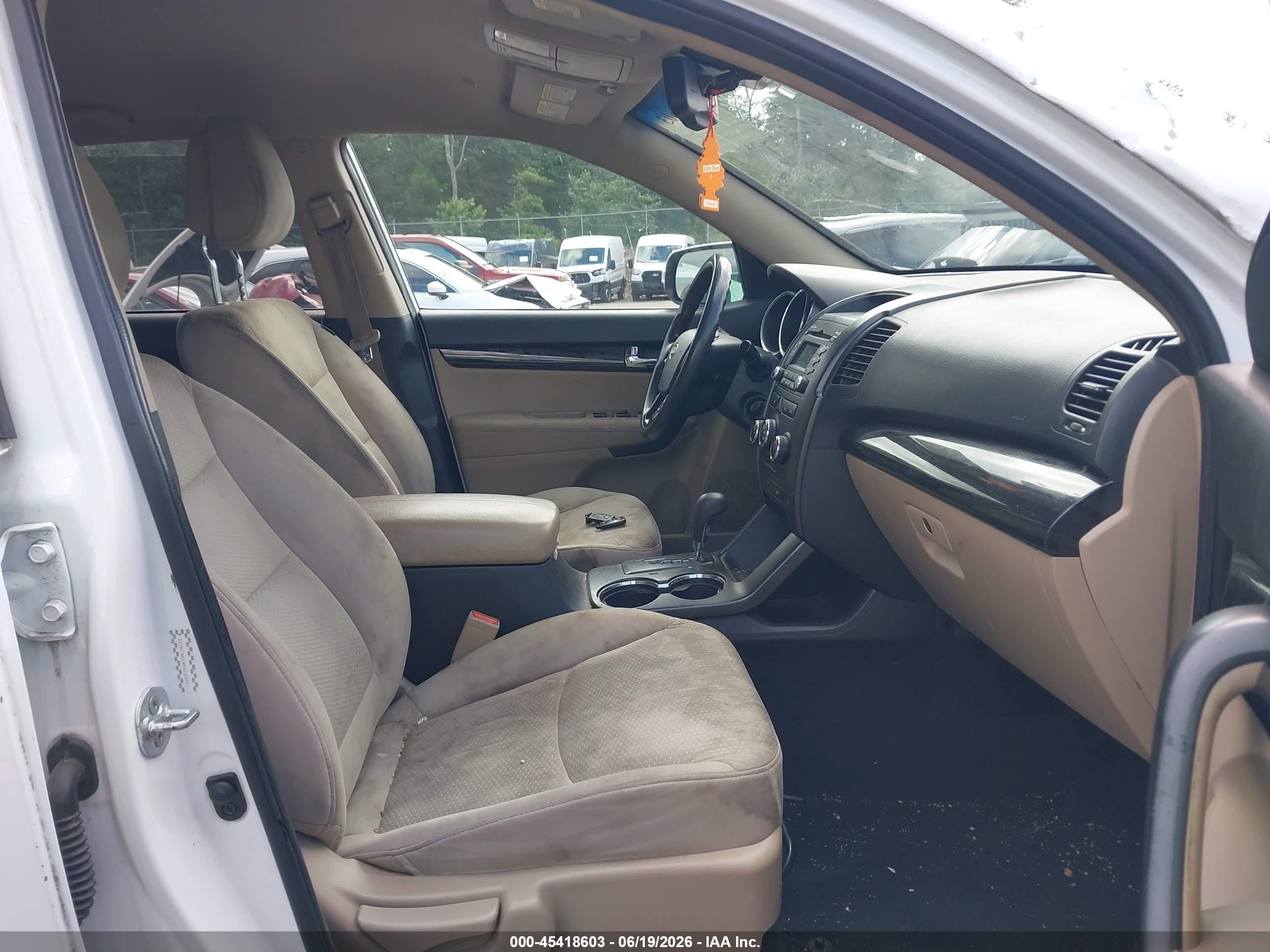 2011 Kia Sorento Lx White vin: 5XYKT4A14BG033921
