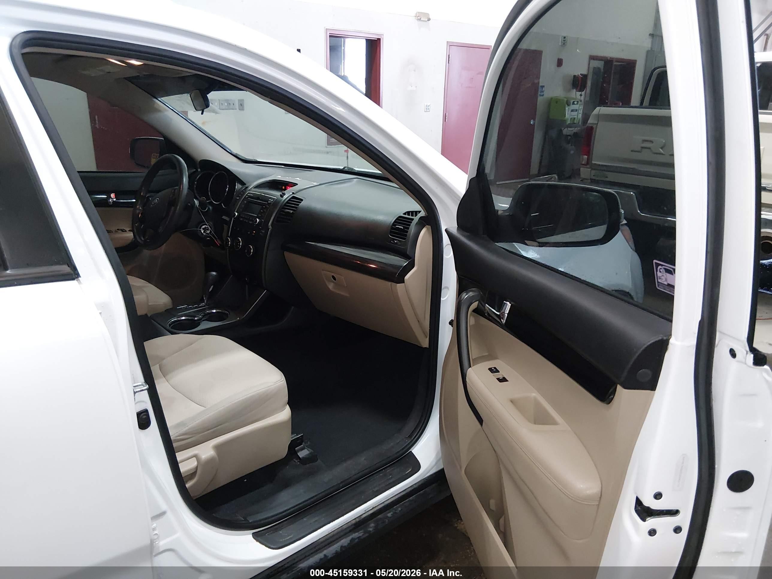 2012 Kia Sorento Lx V6 White vin: 5XYKT4A23CG242772
