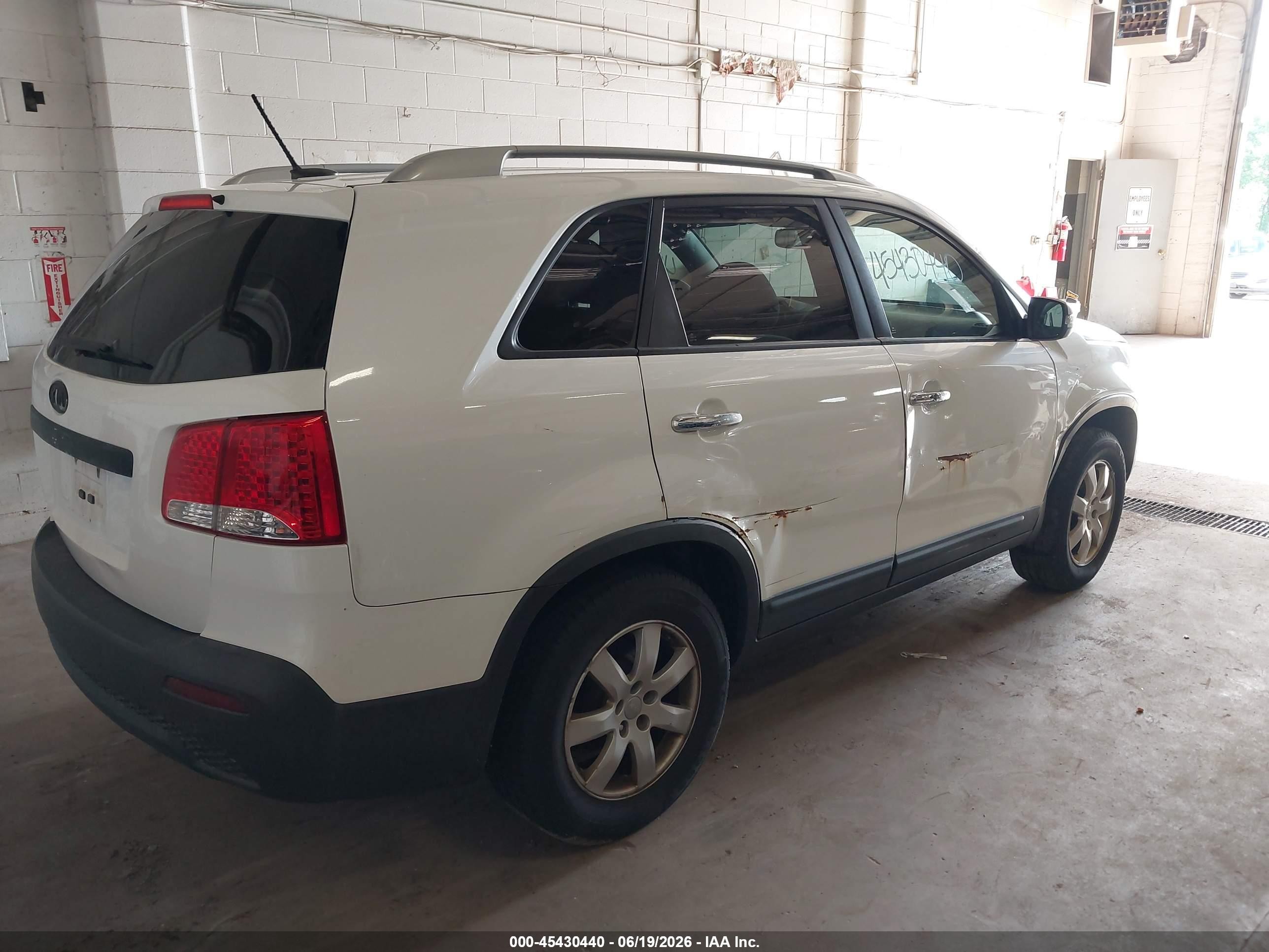 2013 Kia Sorento Lx V6 White vin: 5XYKT4A23DG381575