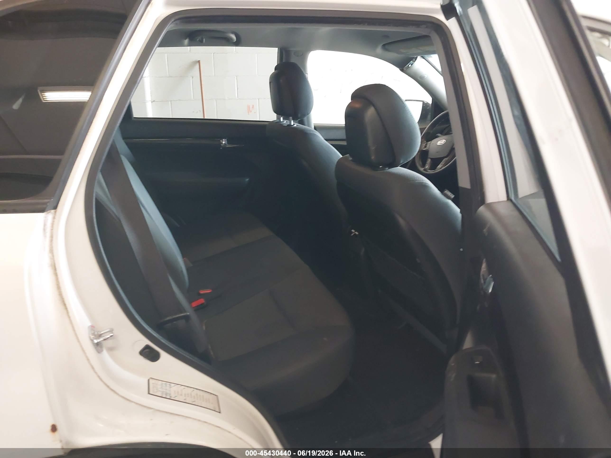 2013 Kia Sorento Lx V6 White vin: 5XYKT4A23DG381575