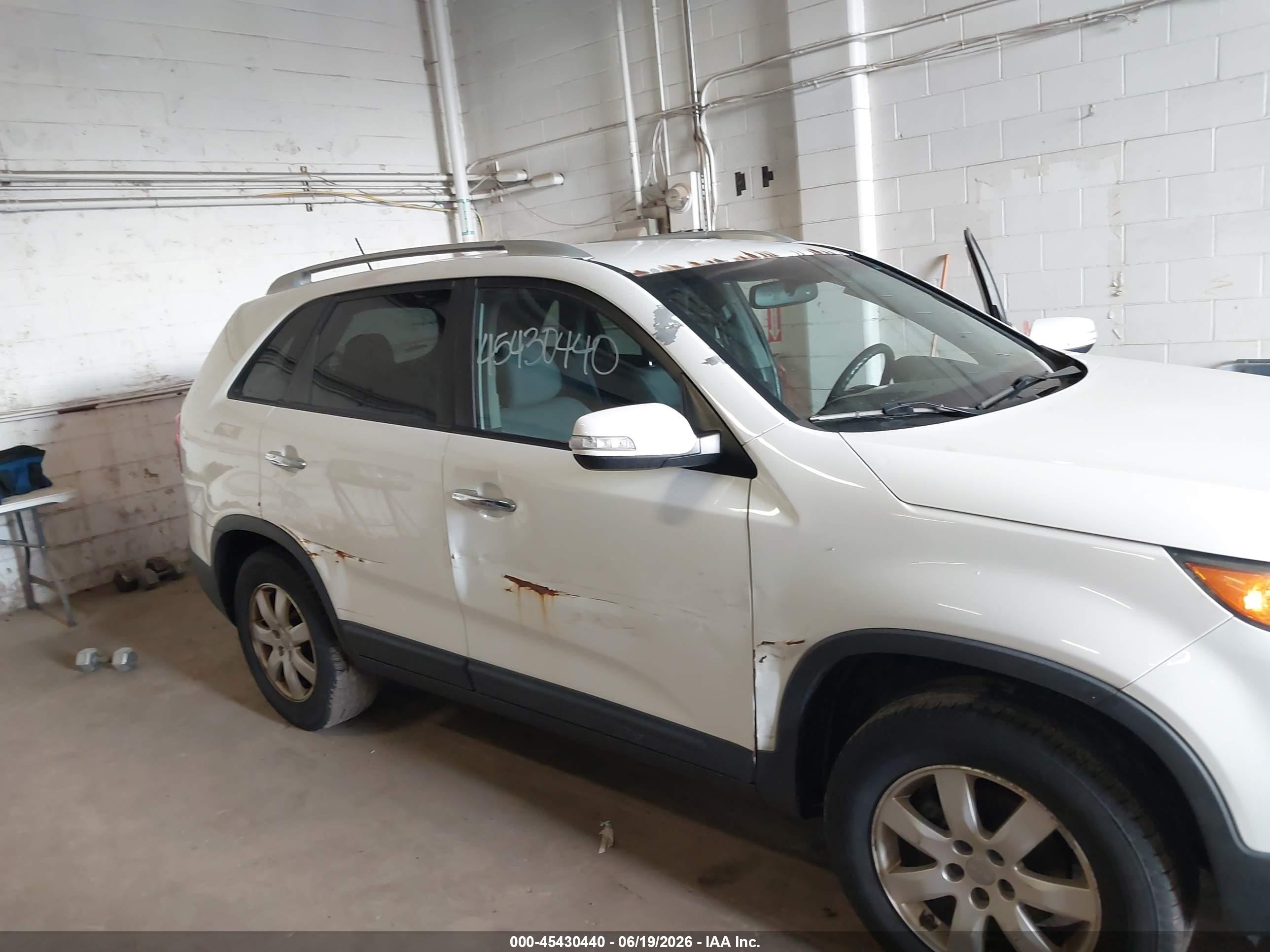 2013 Kia Sorento Lx V6 White vin: 5XYKT4A23DG381575