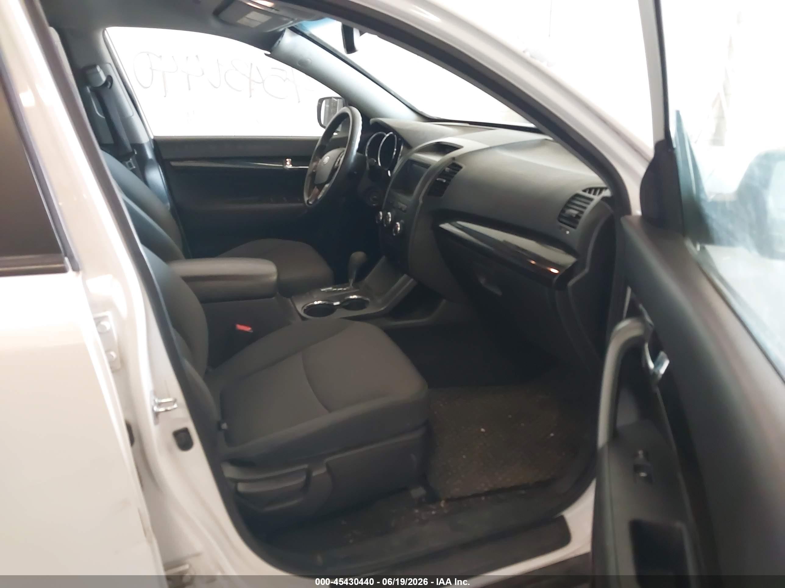 2013 Kia Sorento Lx V6 White vin: 5XYKT4A23DG381575