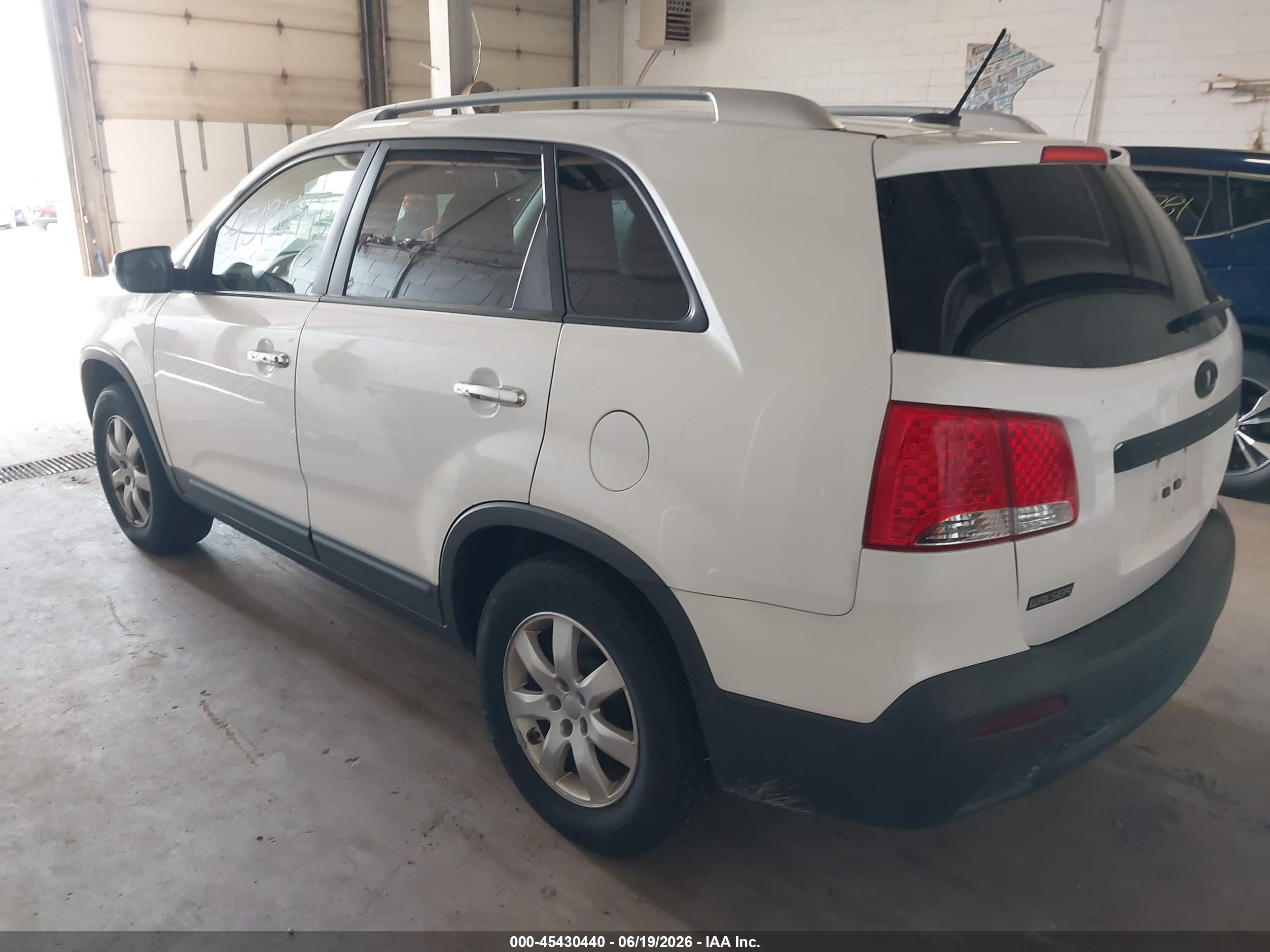 2013 Kia Sorento Lx V6 White vin: 5XYKT4A23DG381575