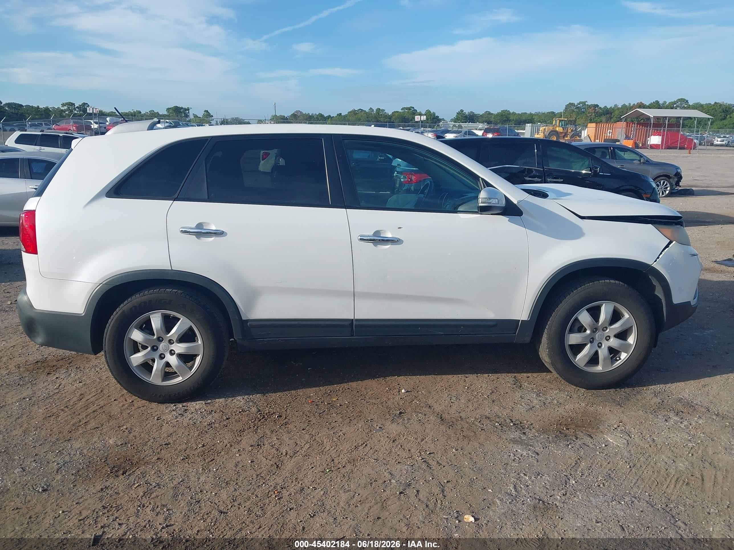 2011 Kia Sorento Lx V6 White vin: 5XYKT4A24BG160323