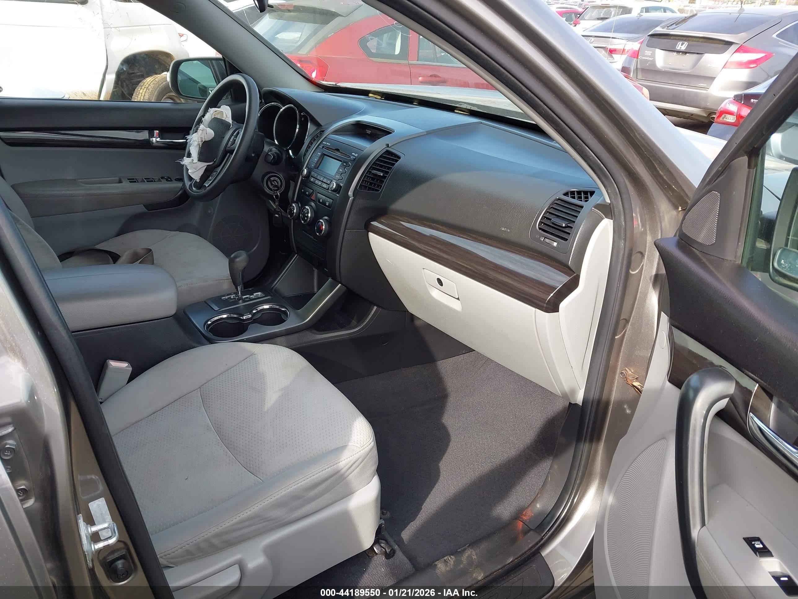 2011 Kia Sorento Lx V6 Серый vin: 5XYKT4A24BG175095