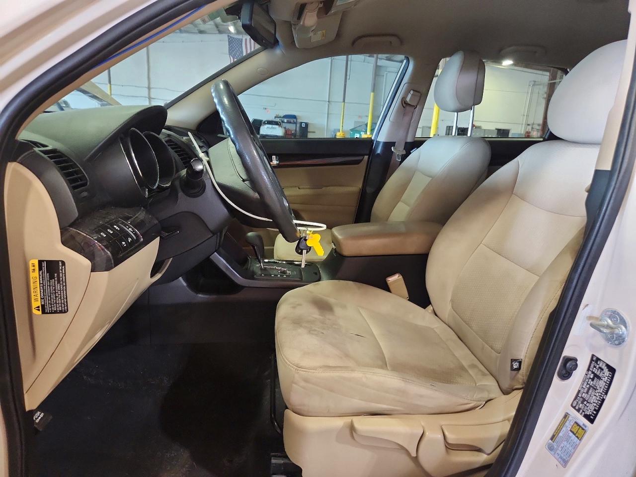 2012 Kia Sorento Lx Cream vin: 5XYKT4A61CG199147