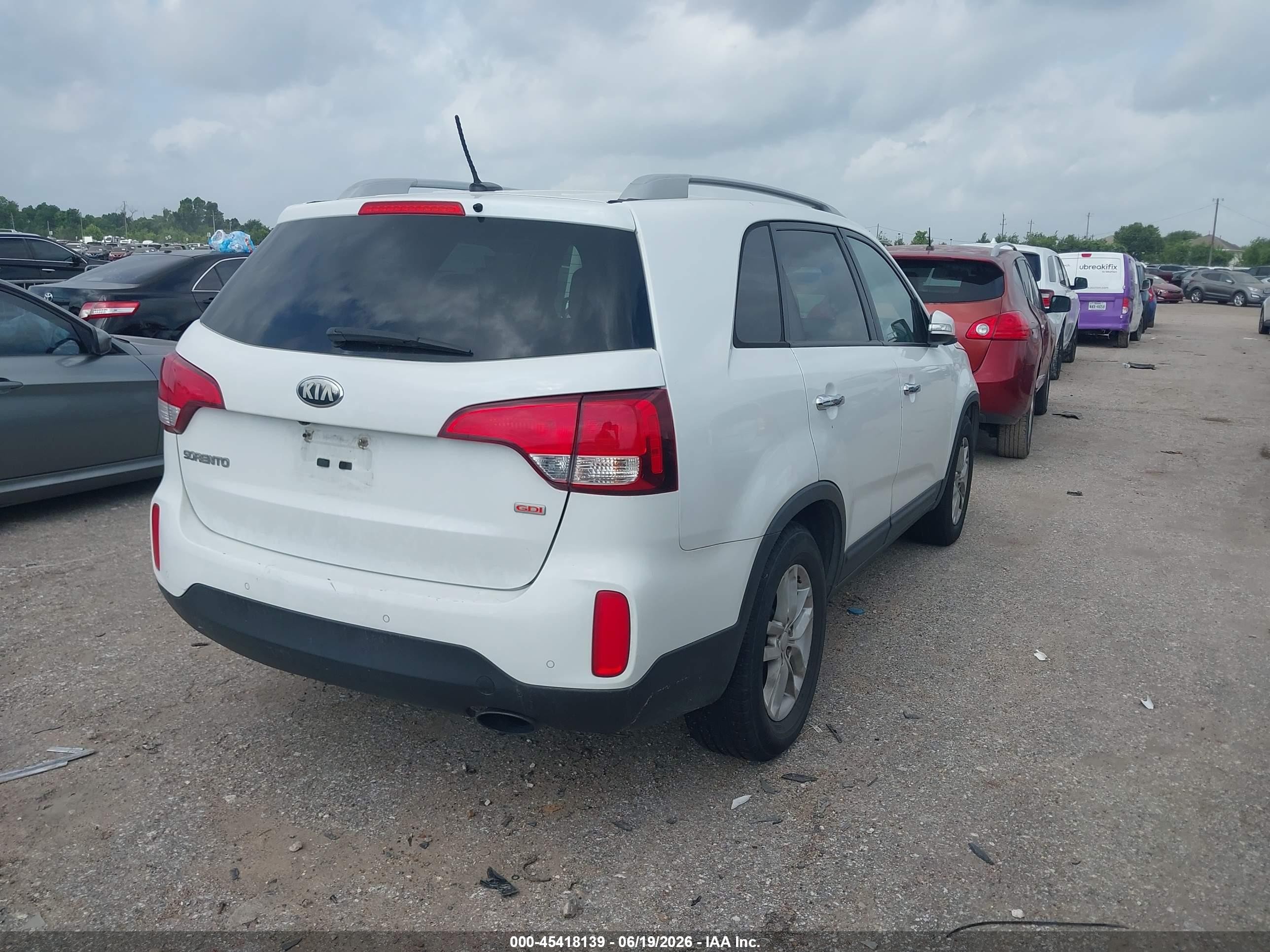 2015 Kia Sorento Lx White vin: 5XYKT4A61FG609272
