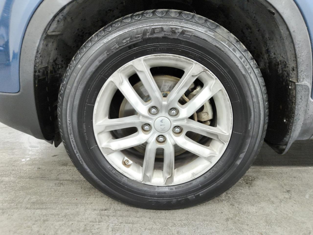 2015 Kia Sorento Lx Blue vin: 5XYKT4A62FG570577 Damage: Left Front Wheel, Curb Rash, > 12 Inches