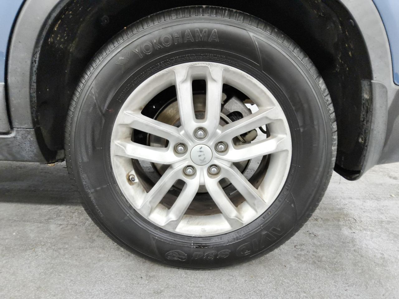 2015 Kia Sorento Lx Blue vin: 5XYKT4A62FG570577 Damage: Left Rear Wheel, Curb Rash, > 12 Inches