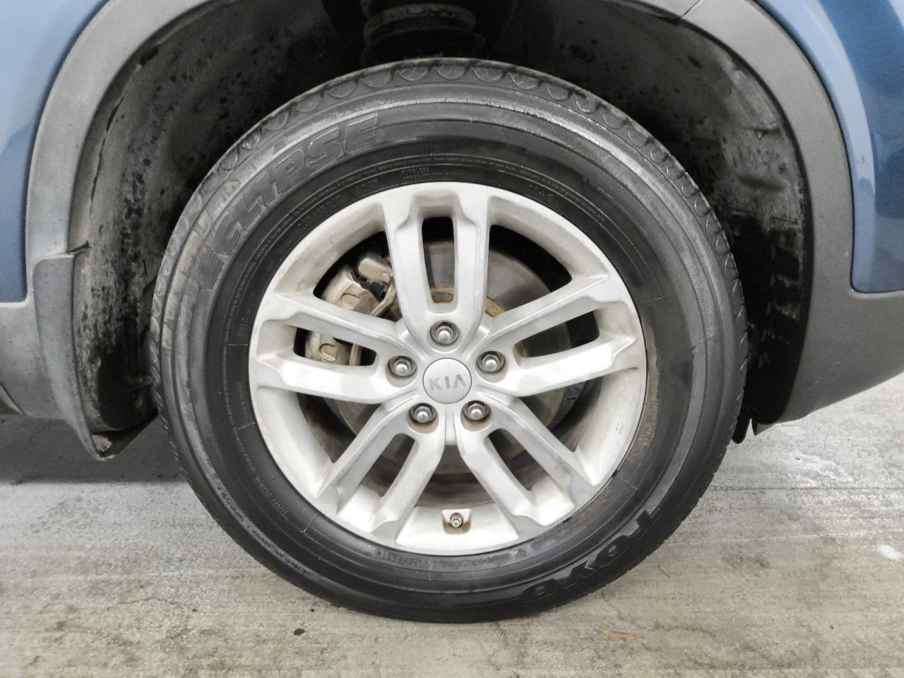 2015 Kia Sorento Lx Blue vin: 5XYKT4A62FG570577 Damage: Left Front Tire, Worn, Replacement Required