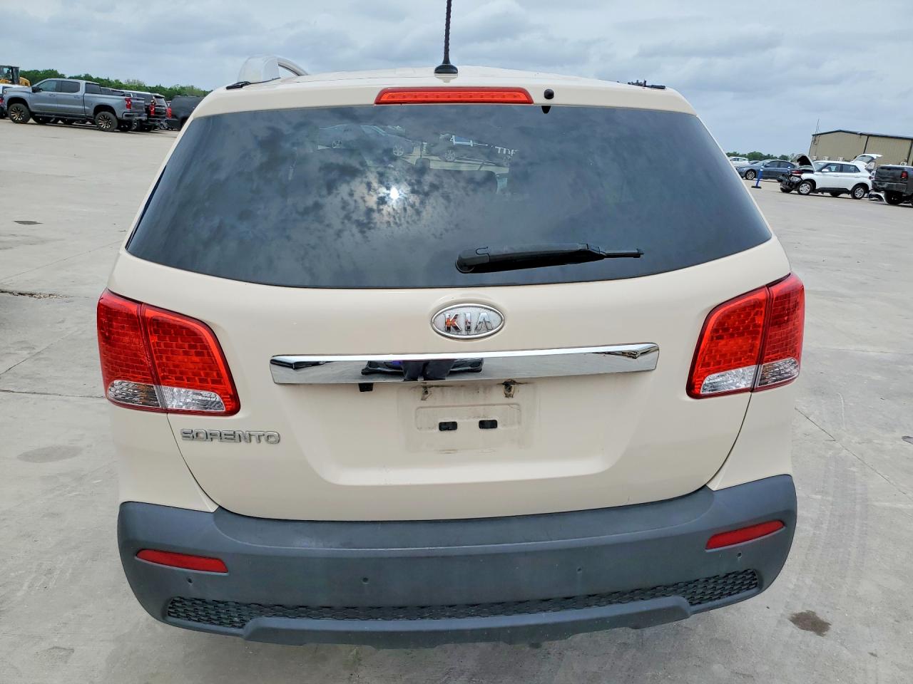 2012 Kia Sorento Lx Beige vin: 5XYKT4A65CG205984