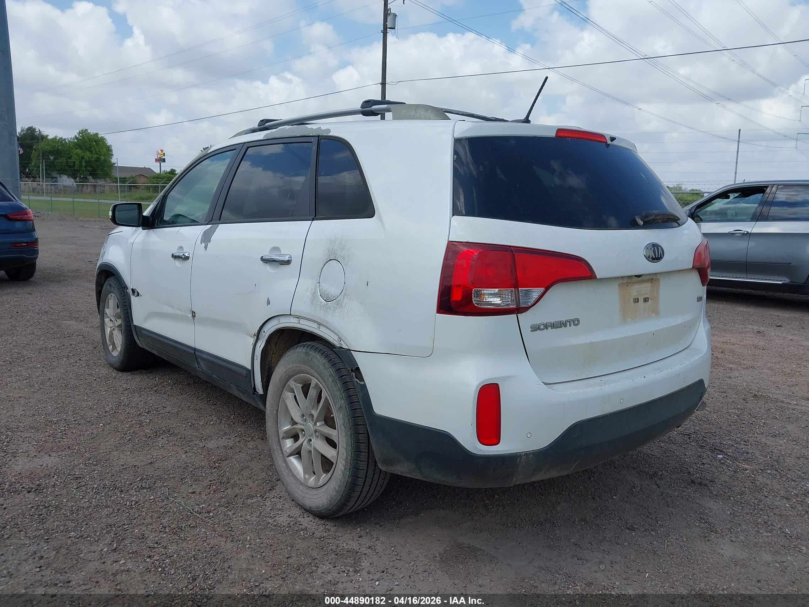2015 Kia Sorento Lx White vin: 5XYKT4A6XFG603843