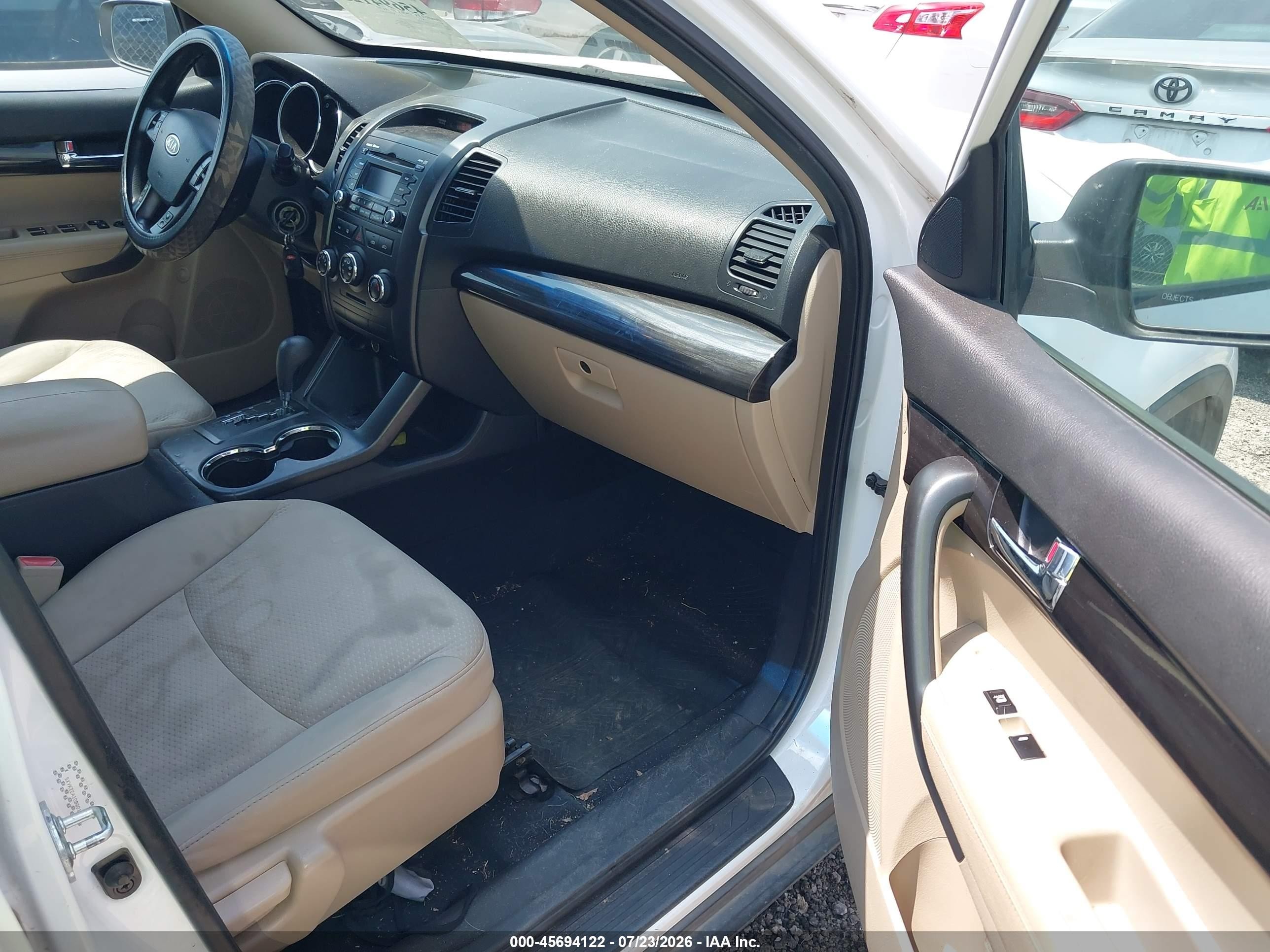2011 Kia Sorento Lx White vin: 5XYKTCA10BG011747