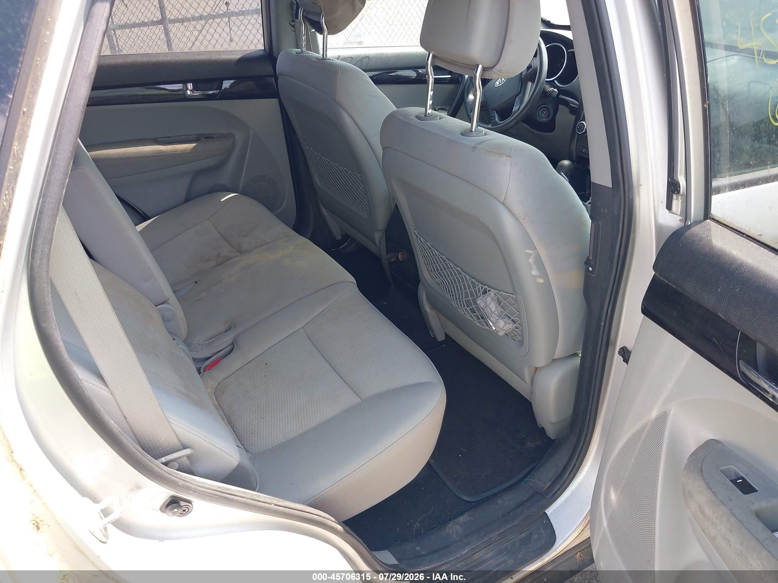 2011 Kia Sorento Lx Silver vin: 5XYKTCA12BG097126