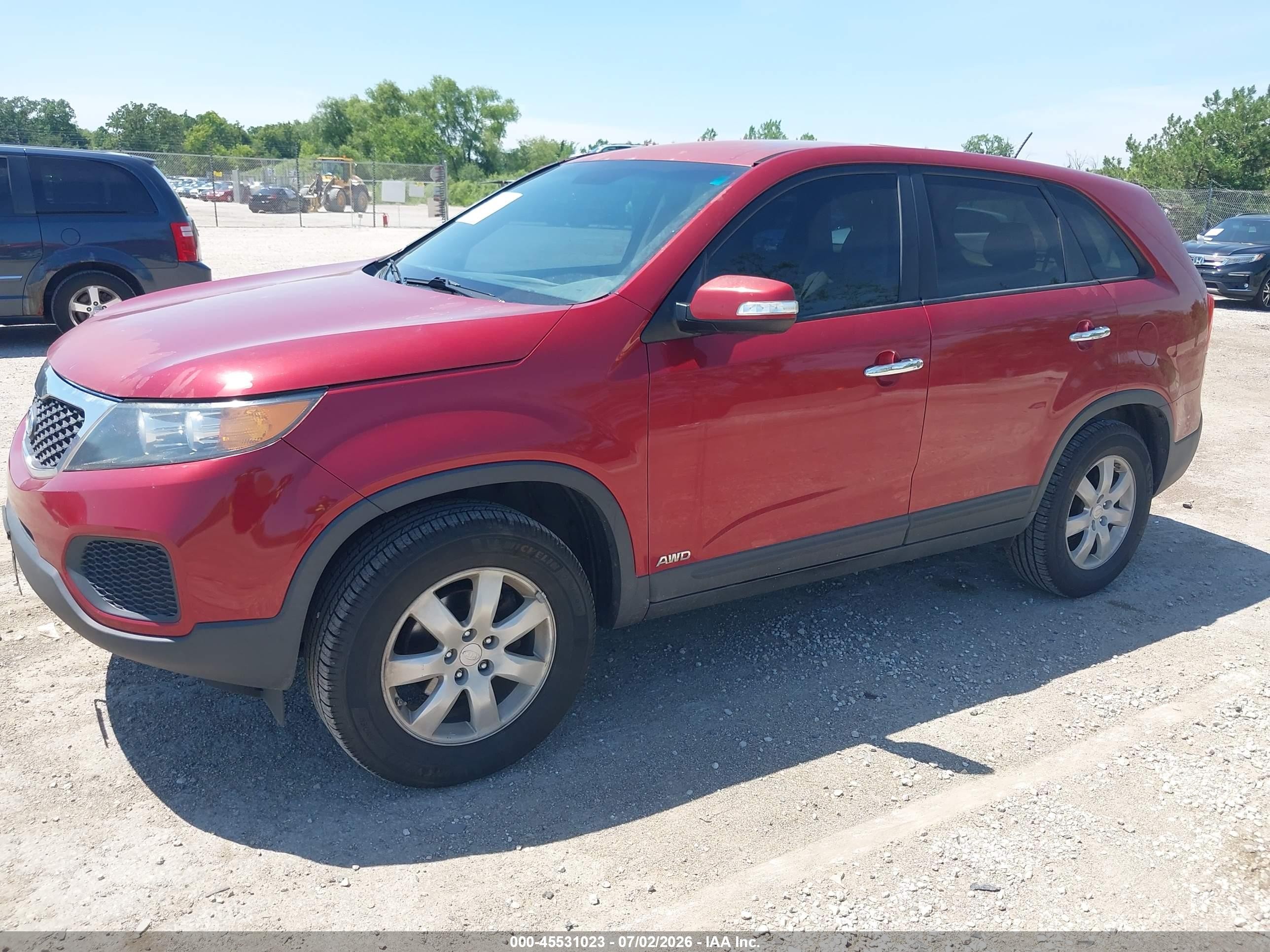2011 Kia Sorento Lx Красный vin: 5XYKTCA13BG016702