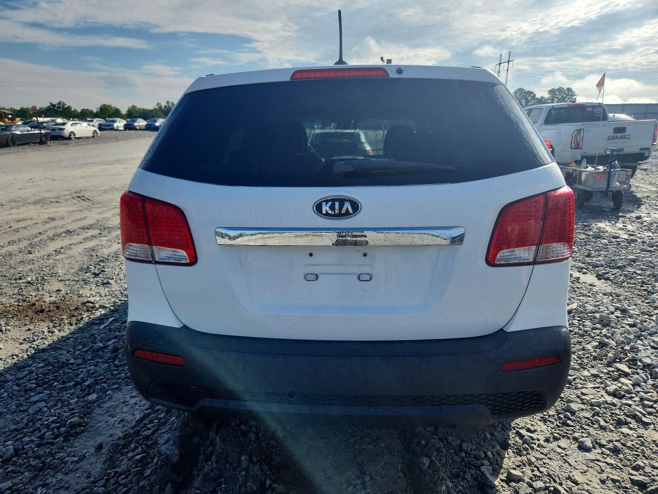 2011 Kia Sorento Lx White vin: 5XYKTCA16BG020260