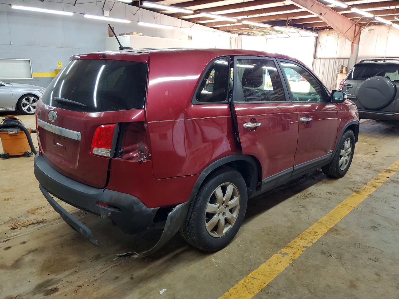 2011 Kia Sorento Lx Red vin: 5XYKTCA18BG008482