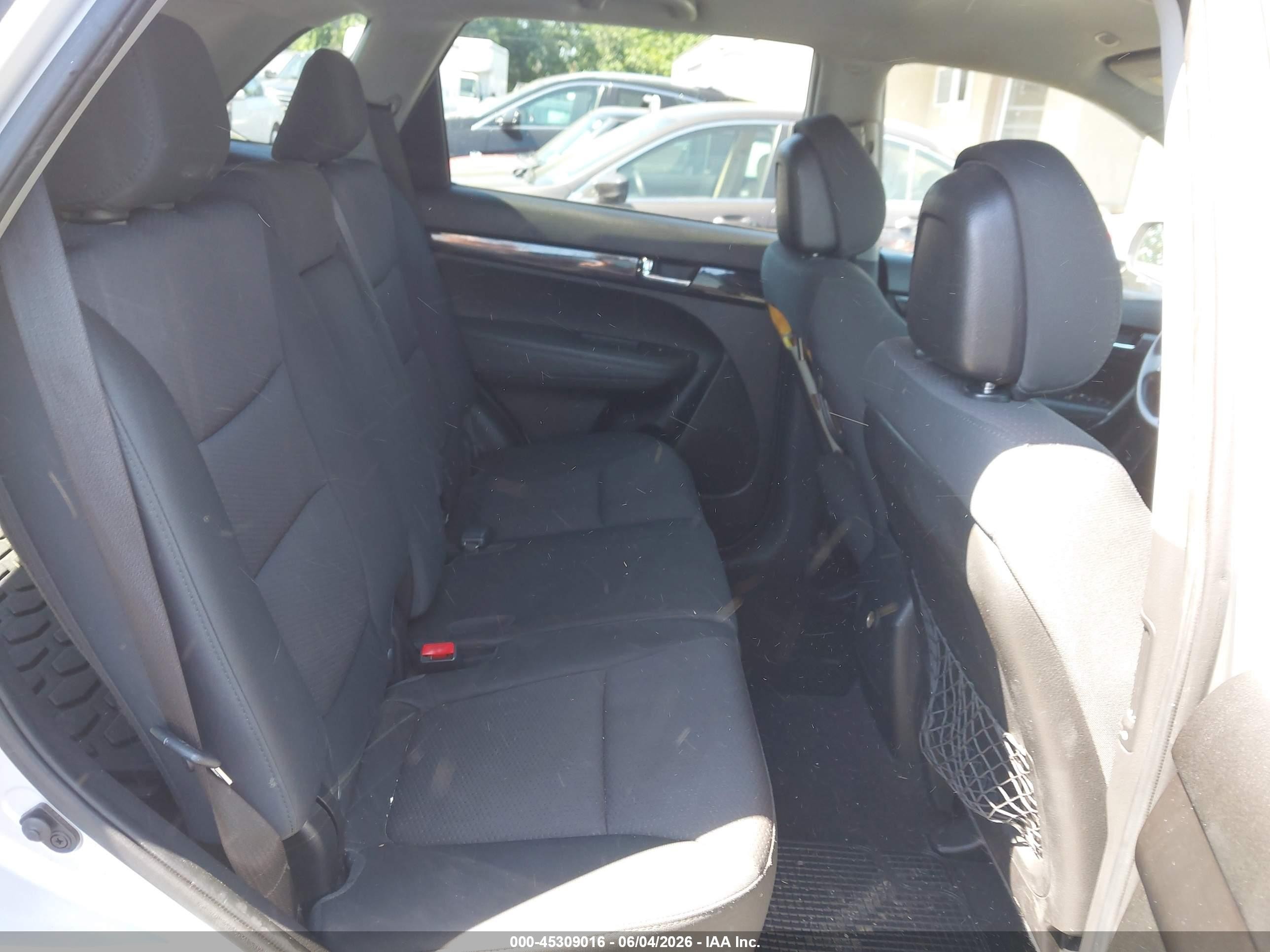 2011 Kia Sorento Lx Silver vin: 5XYKTCA18BG154994