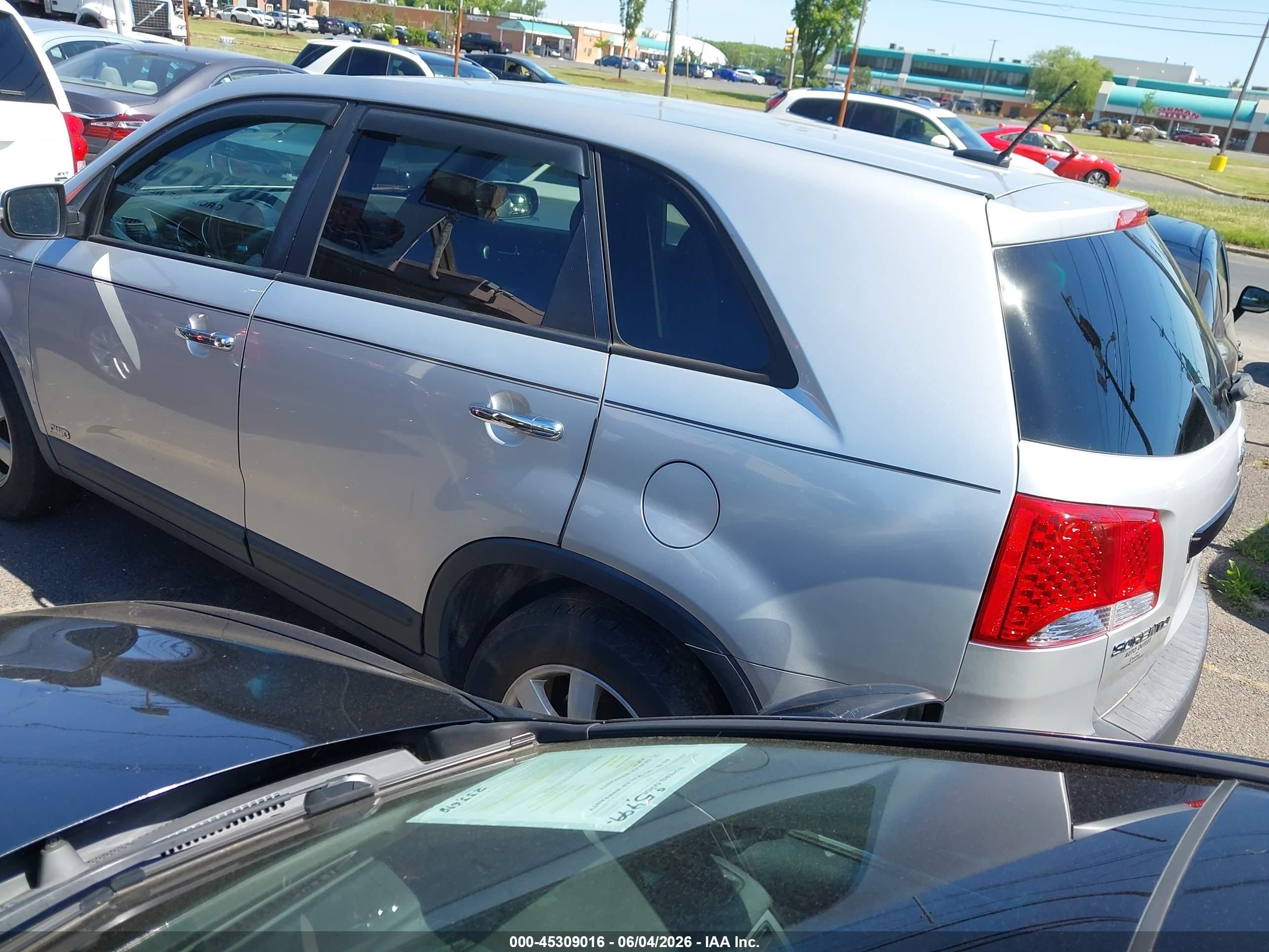 2011 Kia Sorento Lx Silver vin: 5XYKTCA18BG154994