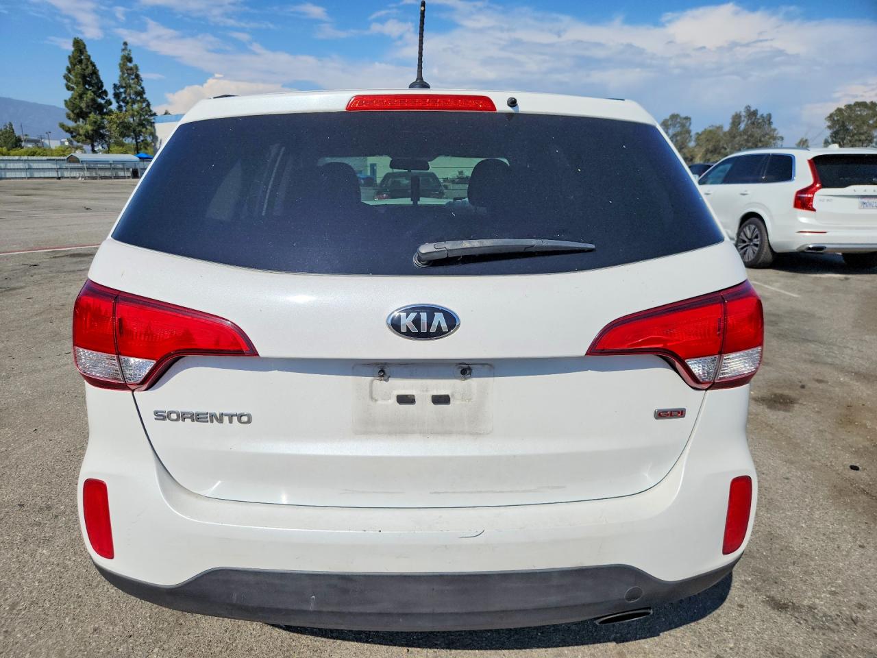 2015 Kia Sorento Lx White vin: 5XYKTCA61FG636630