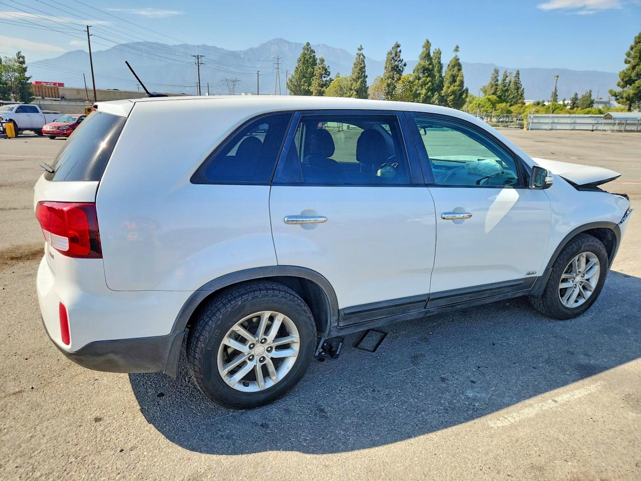 2015 Kia Sorento Lx White vin: 5XYKTCA61FG636630