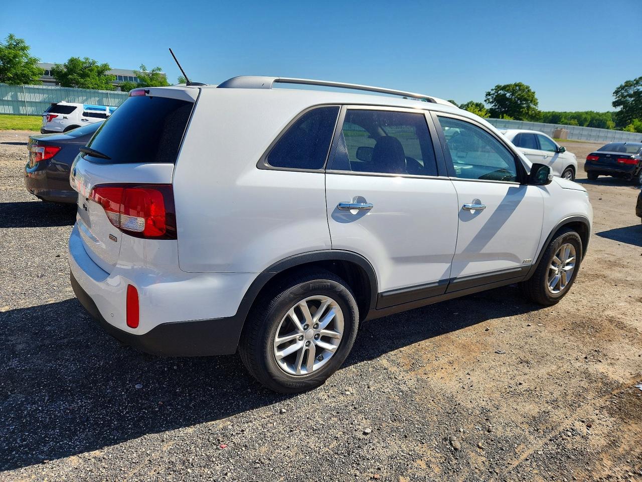 2015 Kia Sorento Lx White vin: 5XYKTCA61FG636885
