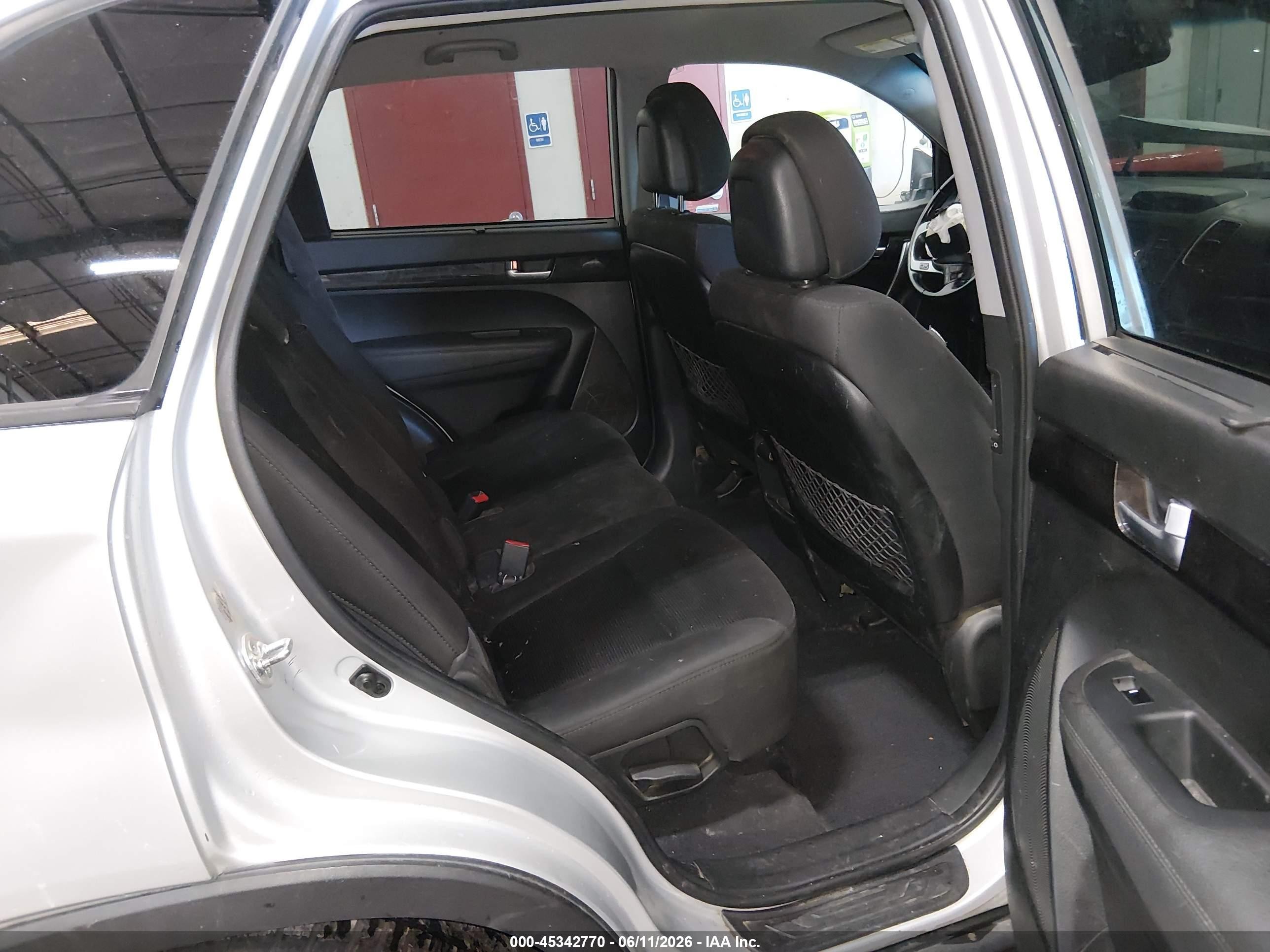 2014 Kia Sorento Lx Silver vin: 5XYKTCA63EG483845