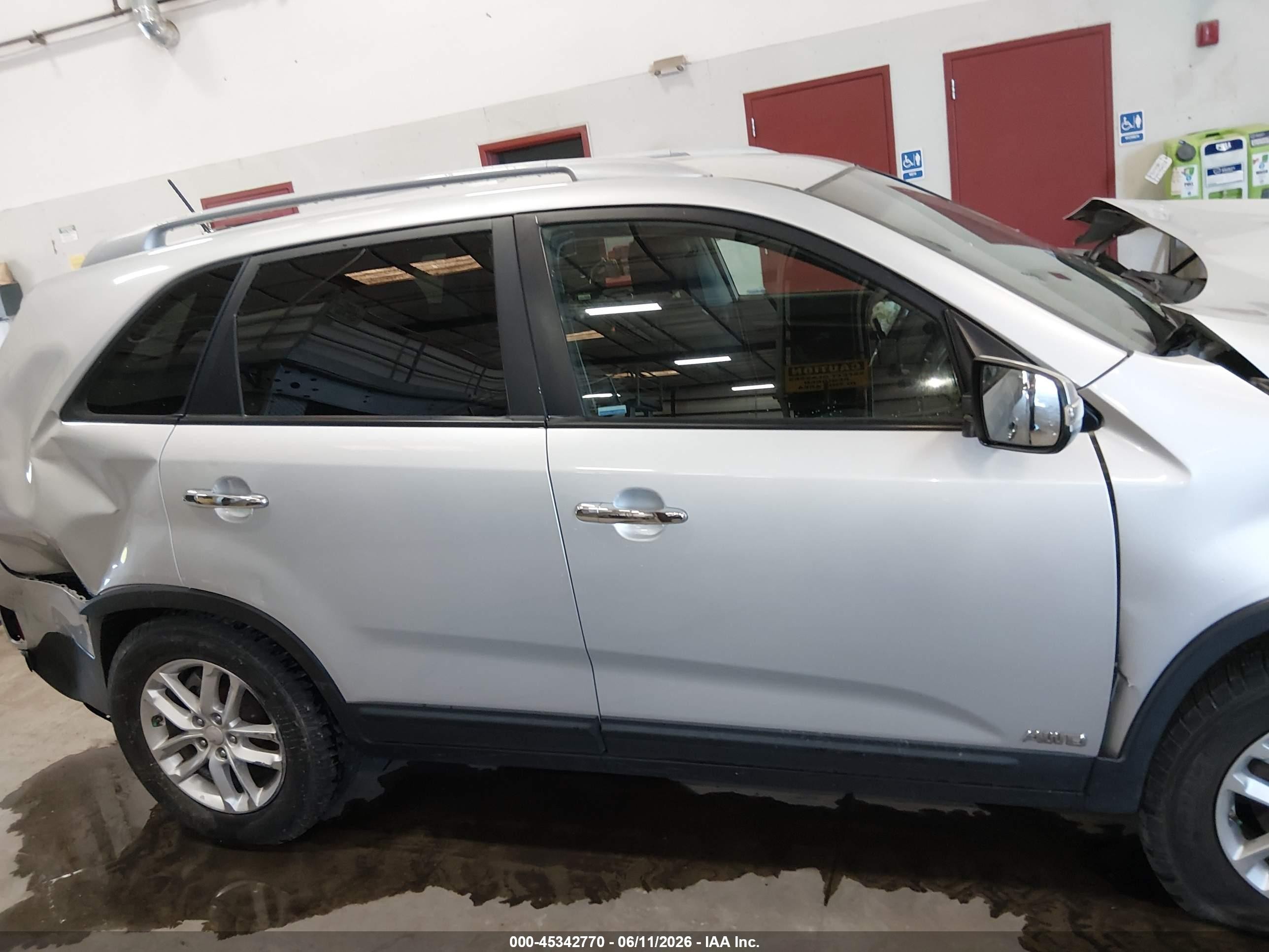2014 Kia Sorento Lx Silver vin: 5XYKTCA63EG483845