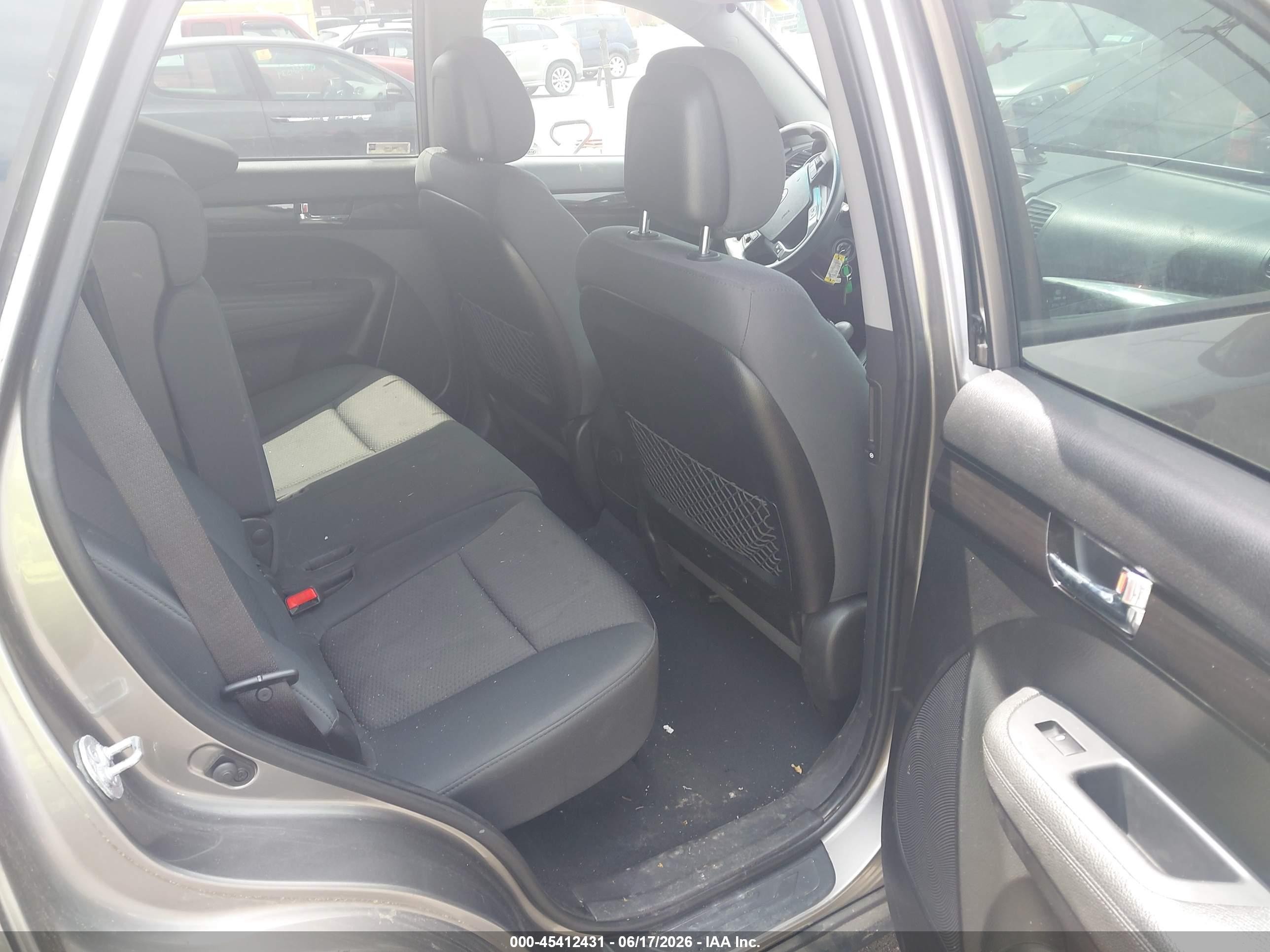 2012 Kia Sorento Lx Beige vin: 5XYKTCA65CG212413