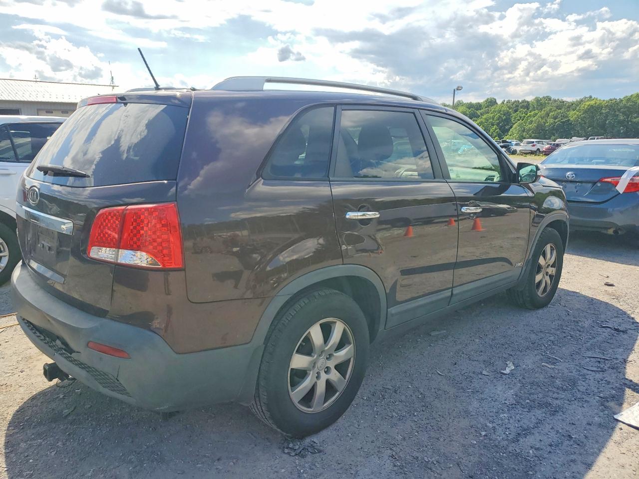 2011 Kia Sorento Lx Maroon vin: 5XYKTDA12BG099433