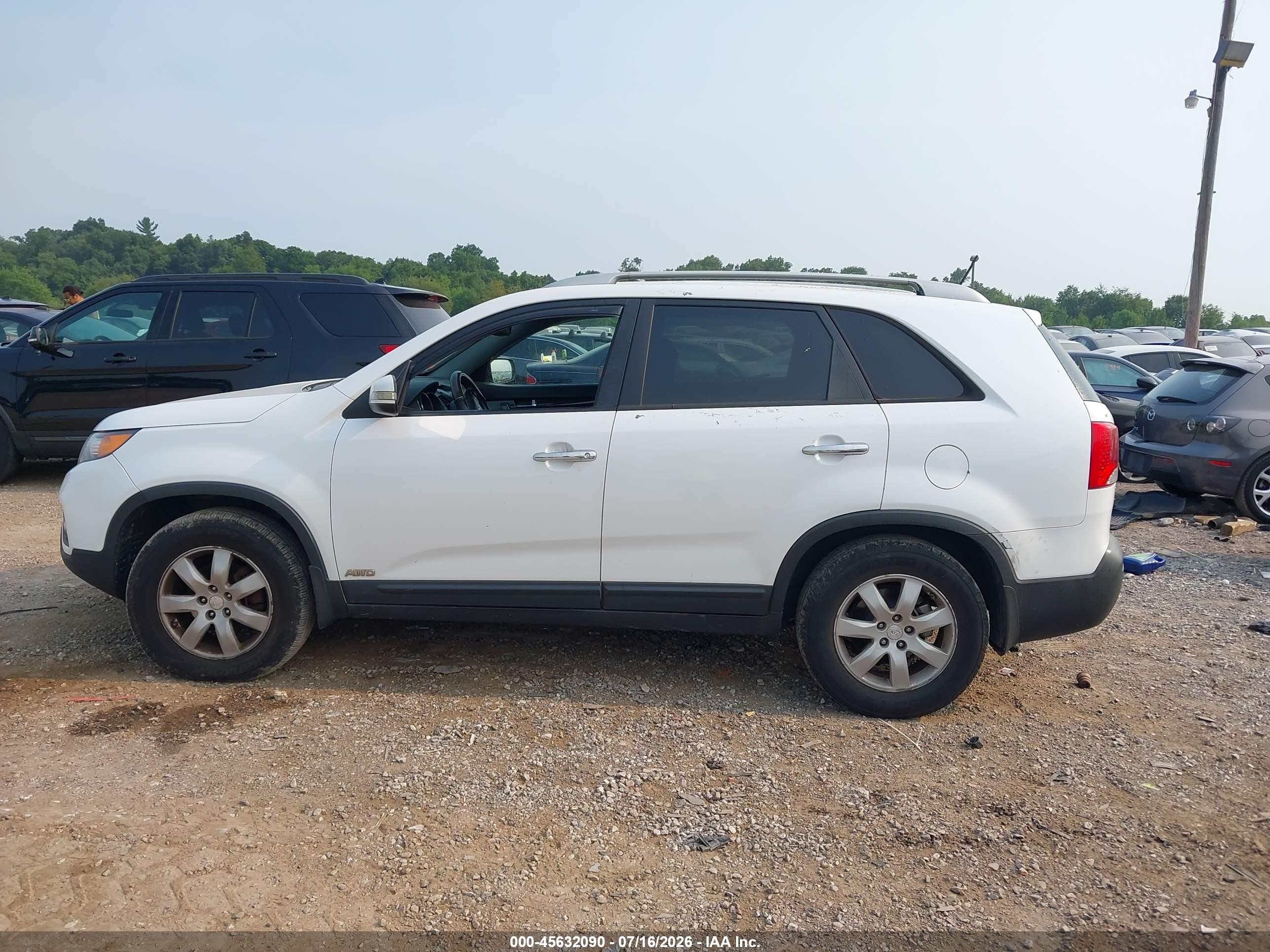 2011 Kia Sorento Lx Белый vin: 5XYKTDA12BG156391