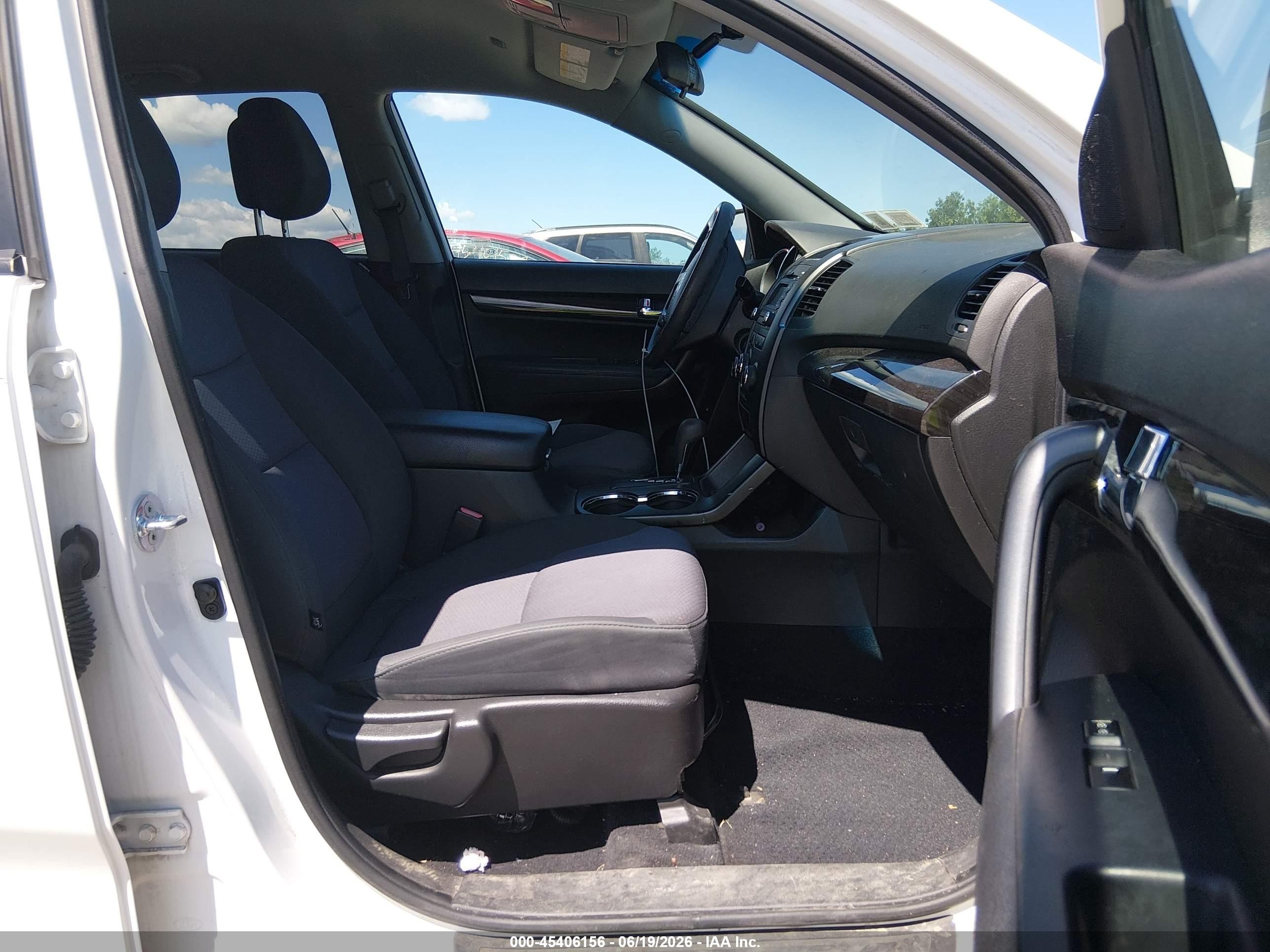 2013 Kia Sorento Lx V6 White vin: 5XYKTDA20DG342877